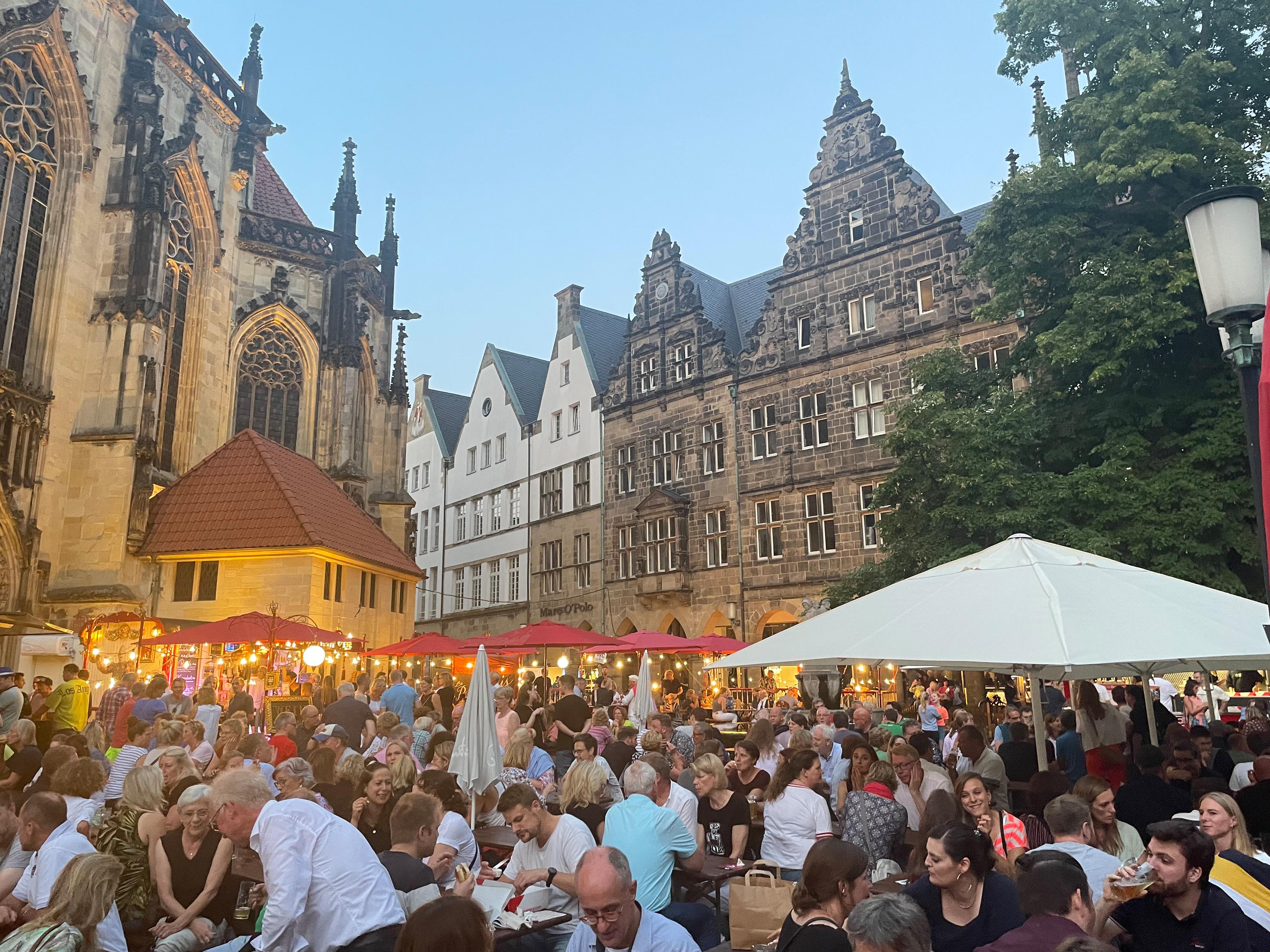 Menschen feiern bei Münster Mittendrin