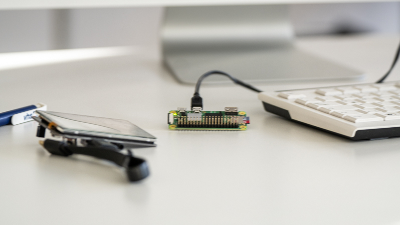 Der Minicomputer Raspberry Pi liegt auf einem Schreibtisch