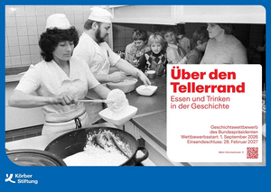 Das Plakat der Körber-Stiftung aus Hamburg, die den Wettbewerb organisiert: Eine Schwarz-Weiß-Fotografie zeigt, wie eine Köchin und ein Koch einen Brei in Teller füllen und an Kinder verteilen. Es gibt zudem einen Hinweis auf die Website der Stiftung: www.geschichtswettbewerb.de