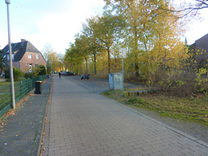 Foto zeigt aktuellen Zustand des Teilstücks Gremmendorfer Wegs: Gehweh auf der linken Seite, dann unauffällige gepflasterte Fahrbahn und auf der rechten Seite Kfz-Parkplatz mit wenig senkrecht parkenden Autos
