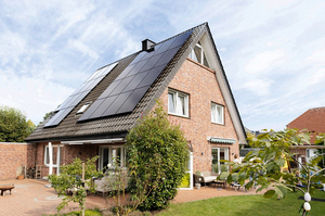 Haus mit Photovoltaikanlage auf dem Dach