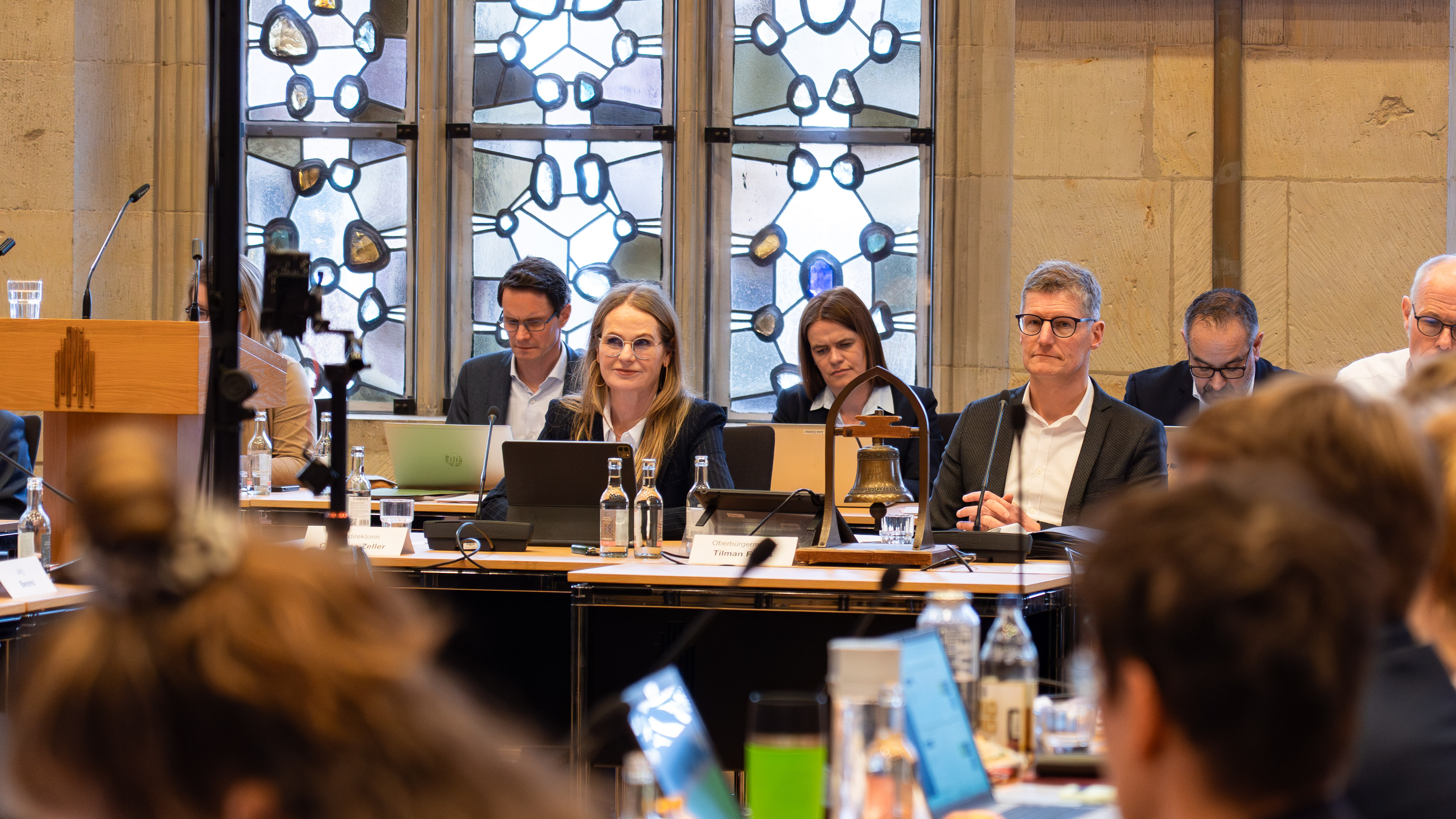 Meherere Personen an Tischen im Rathausfestsaal