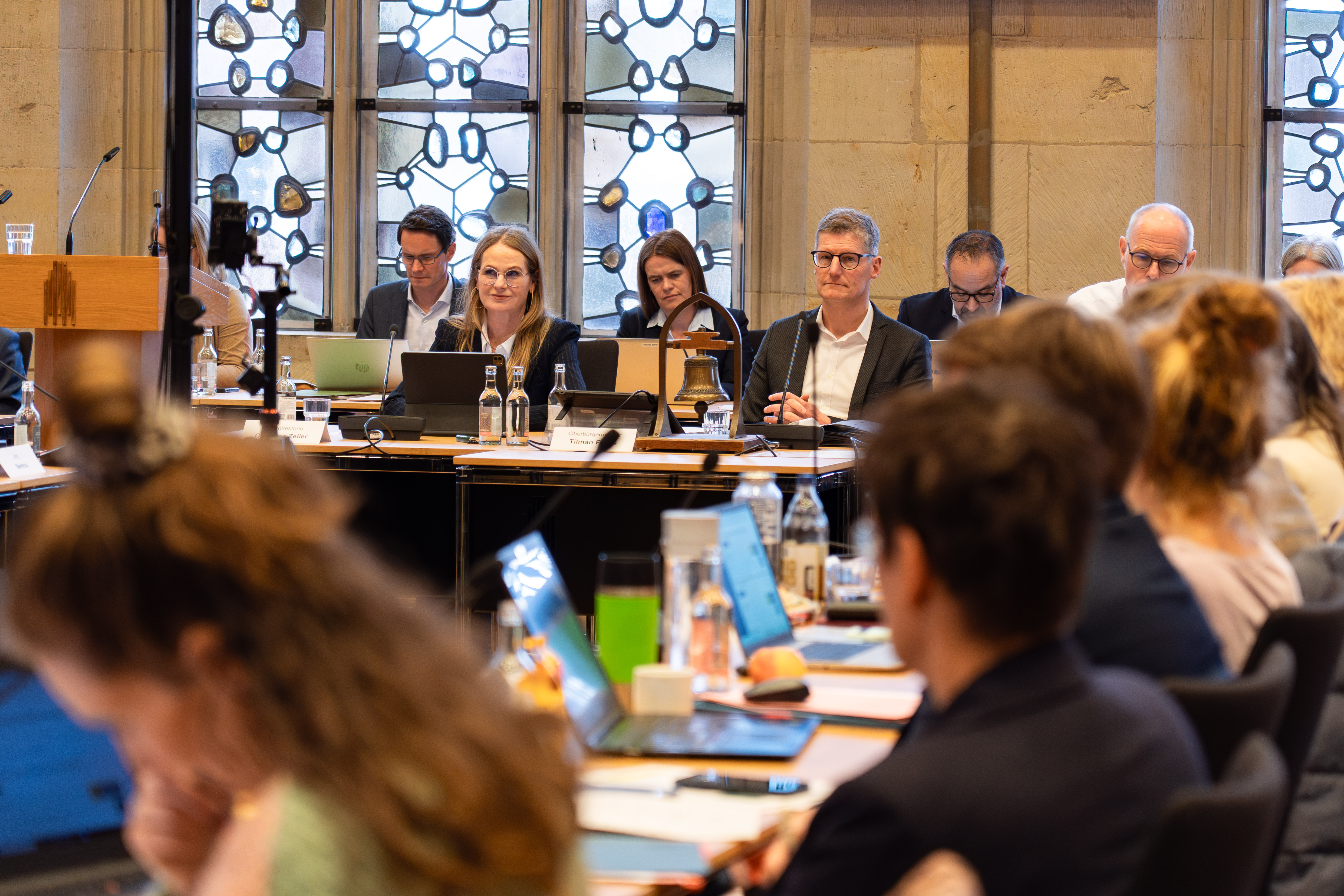 Meherere Personen an Tischen im Rathausfestsaal