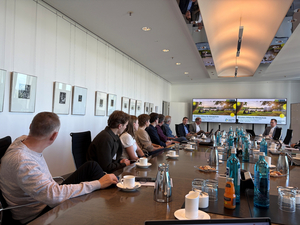 Netzwerktreffen Vortrag Digitale Resilienz, Personen an einem Konferenztisch