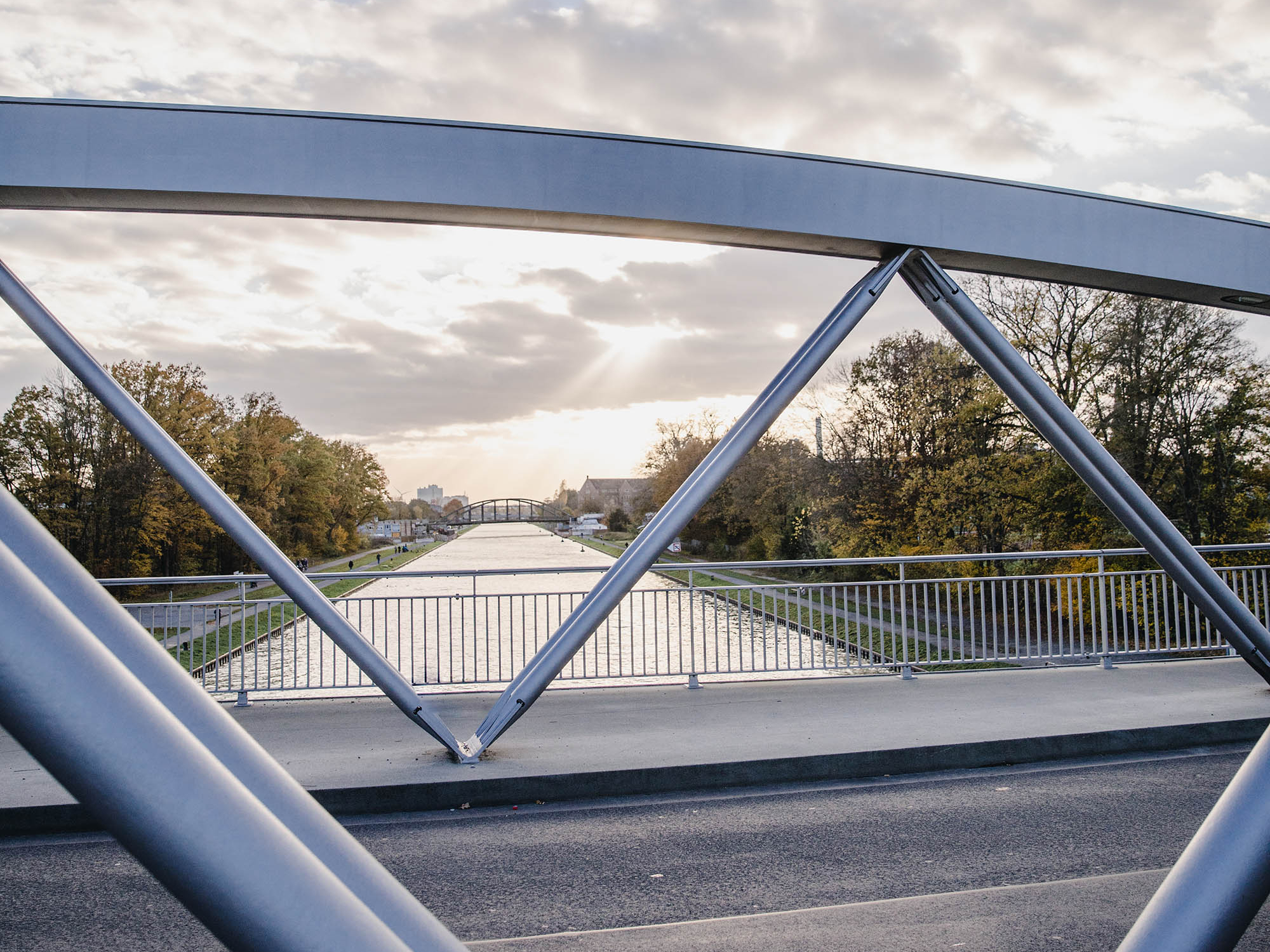 Blick von der Brücke auf den Kanal