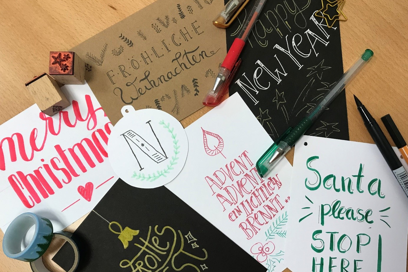 Auf einem Tisch liegen gestaltete Weihnachtskarten.