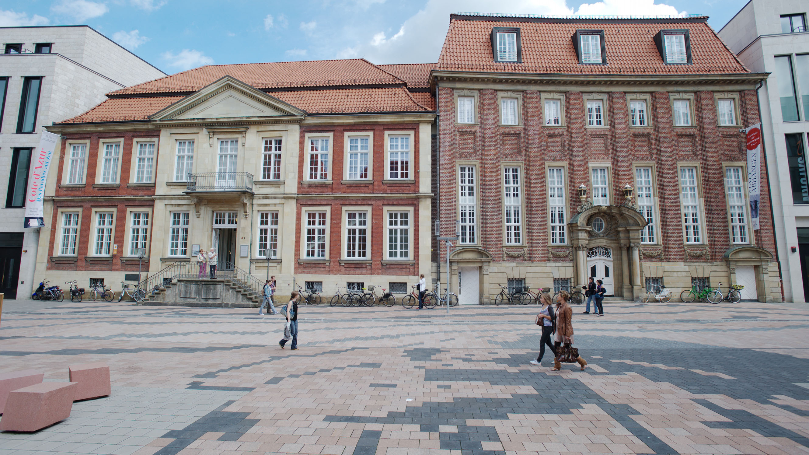 Der Picasso-Platz mit dem Kunstmuseum Pablo Picasso
