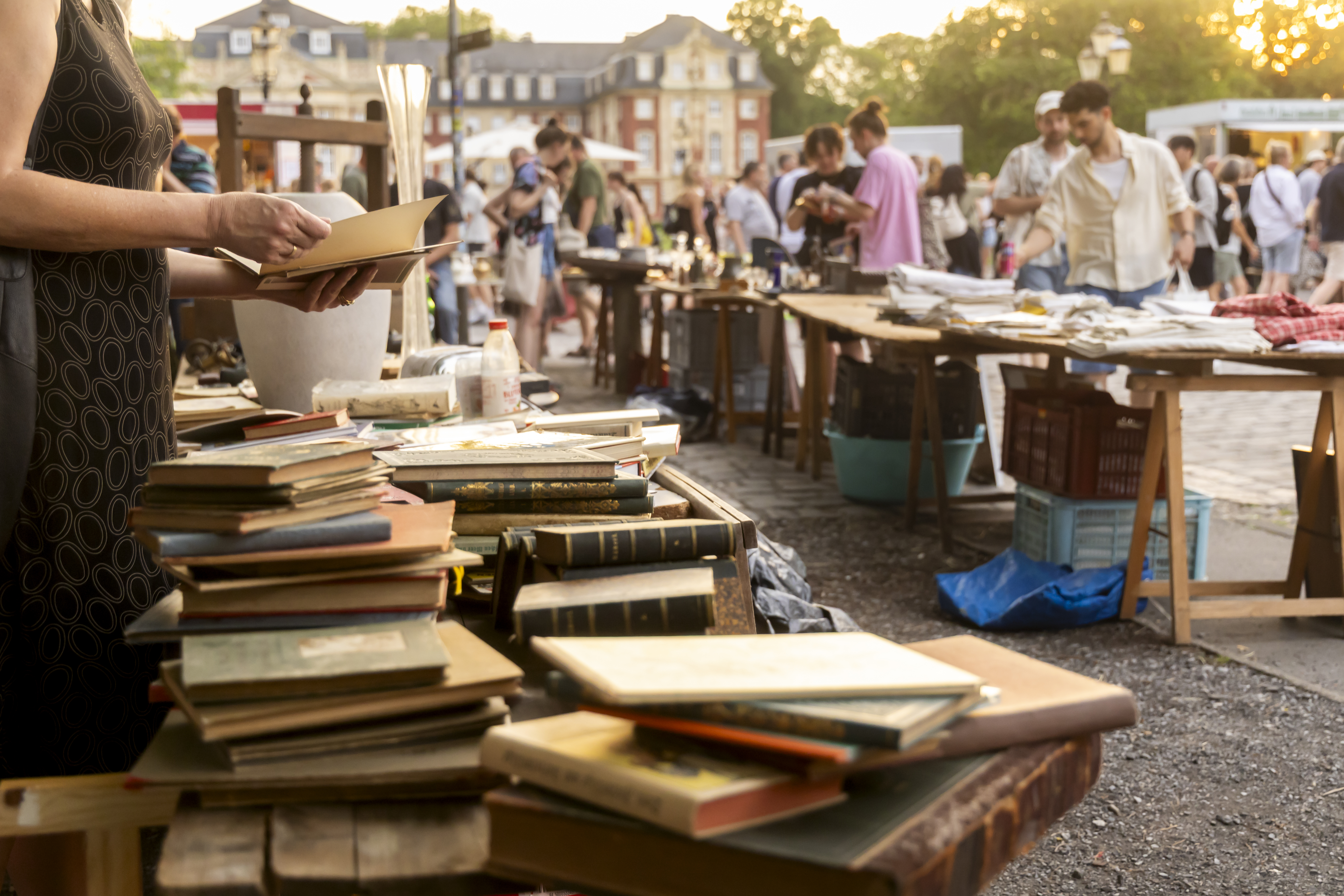 Bücher liegen auf einem Tisch eines Verkaufsstandes