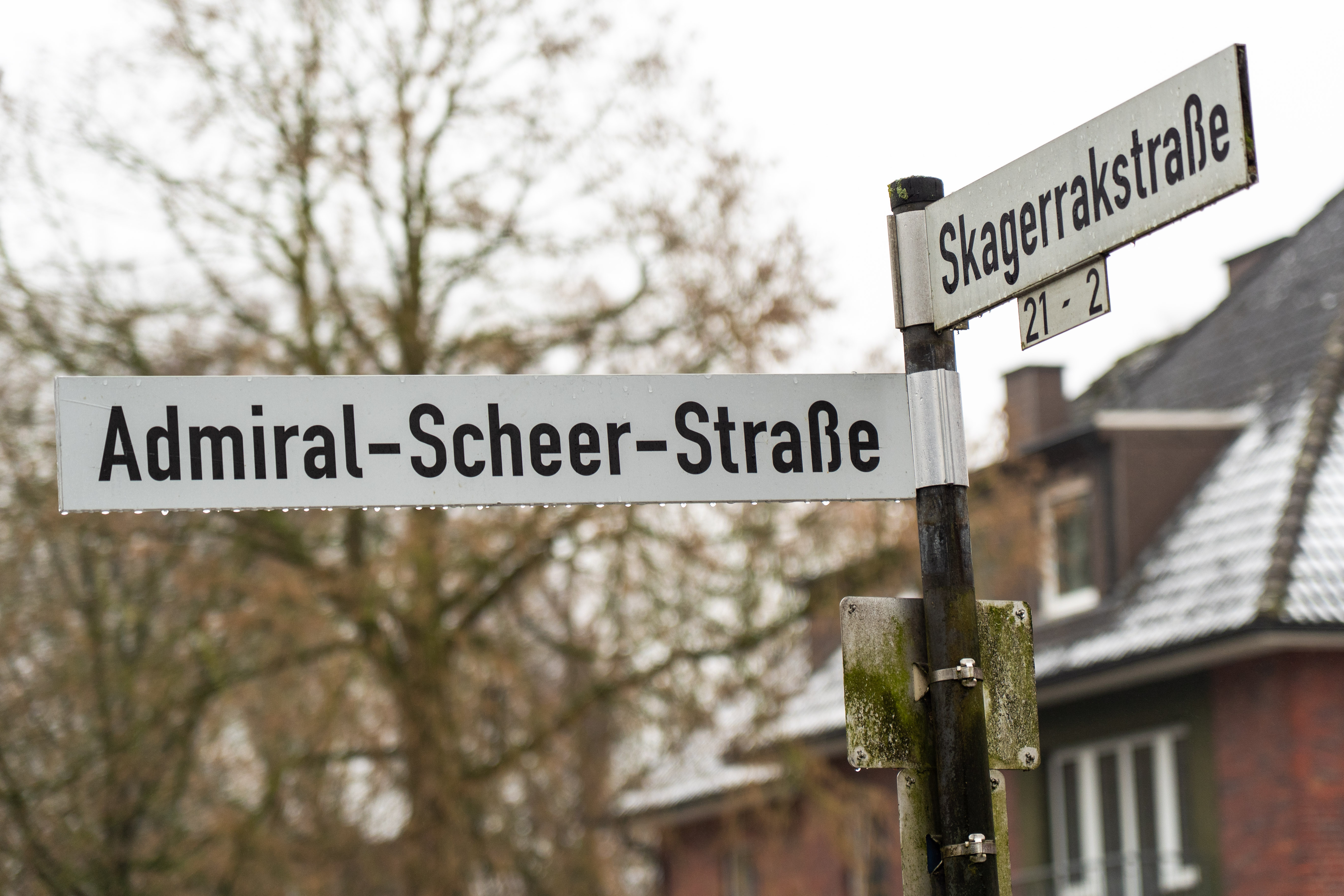 Straßenschild der Admiral-Scheer-Straße im Winter