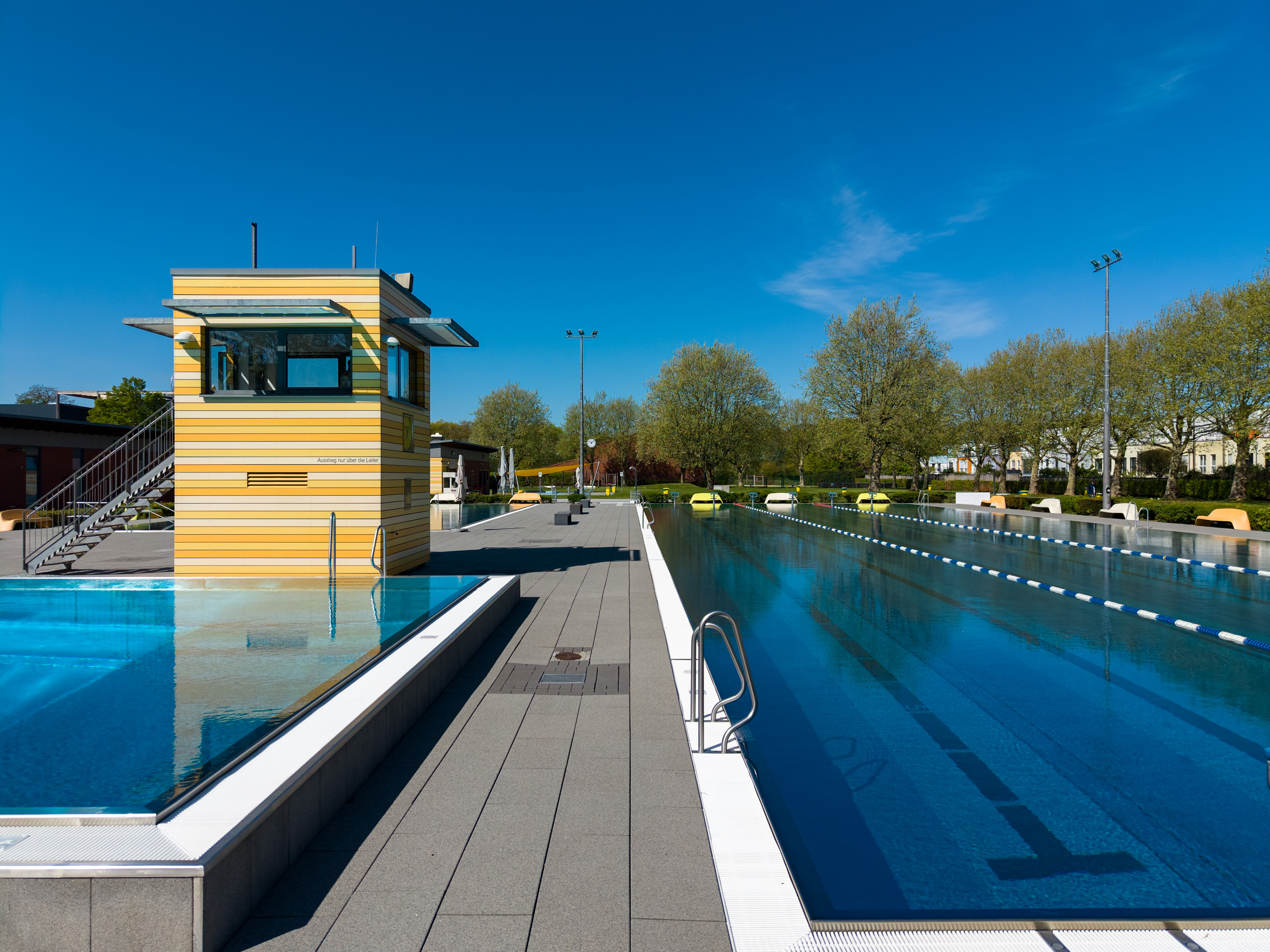 Blick auf die leeren Schwimmbecken und den Bademeister-Turm im Freibad Coburg. K