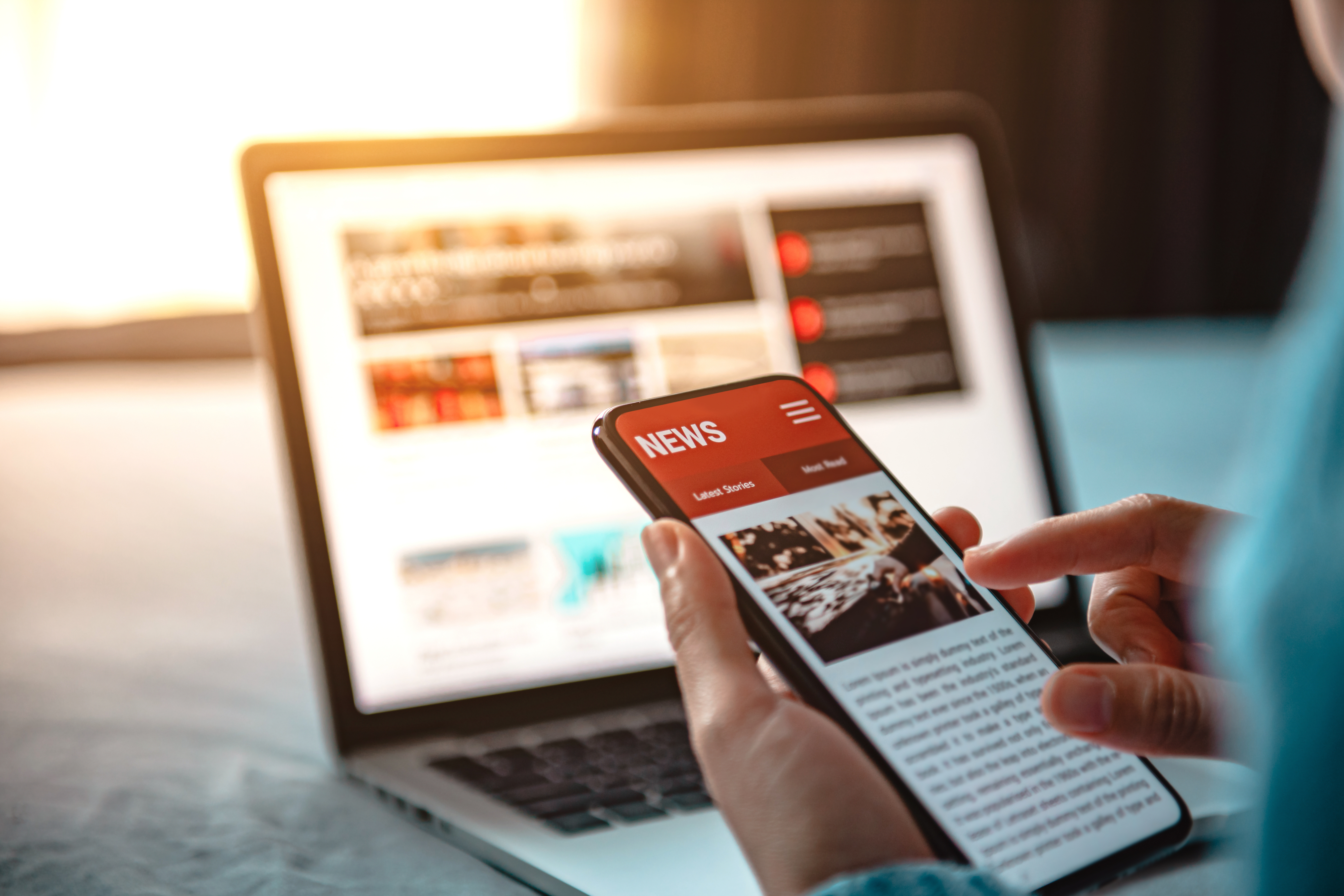 Abgebildet sind Laptop und Smartphone für die digitale Lektüre
