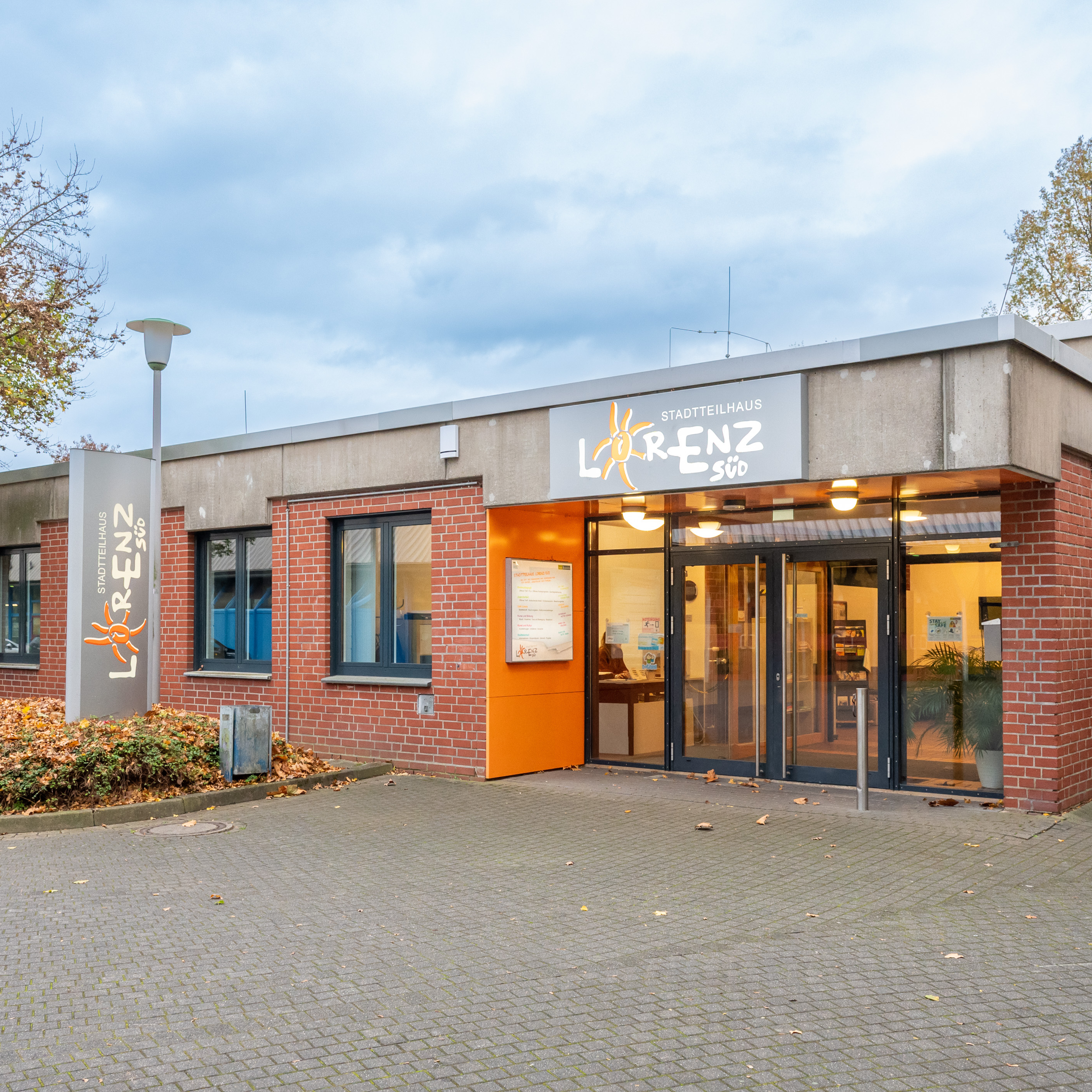 Außenansicht auf den Eingang vom Lorenz-Süd im Herbst