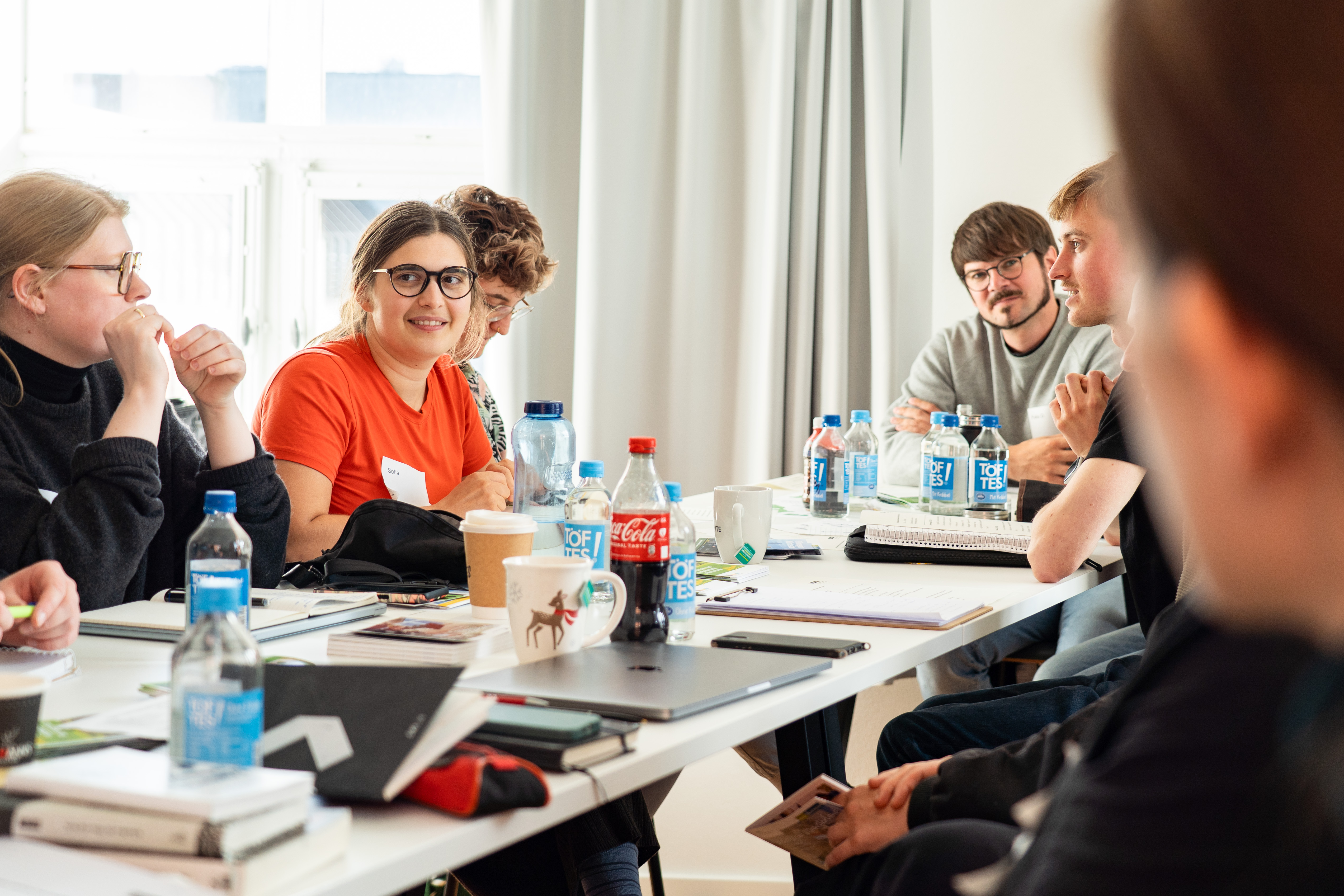Workshopteilnehmende am Tisch