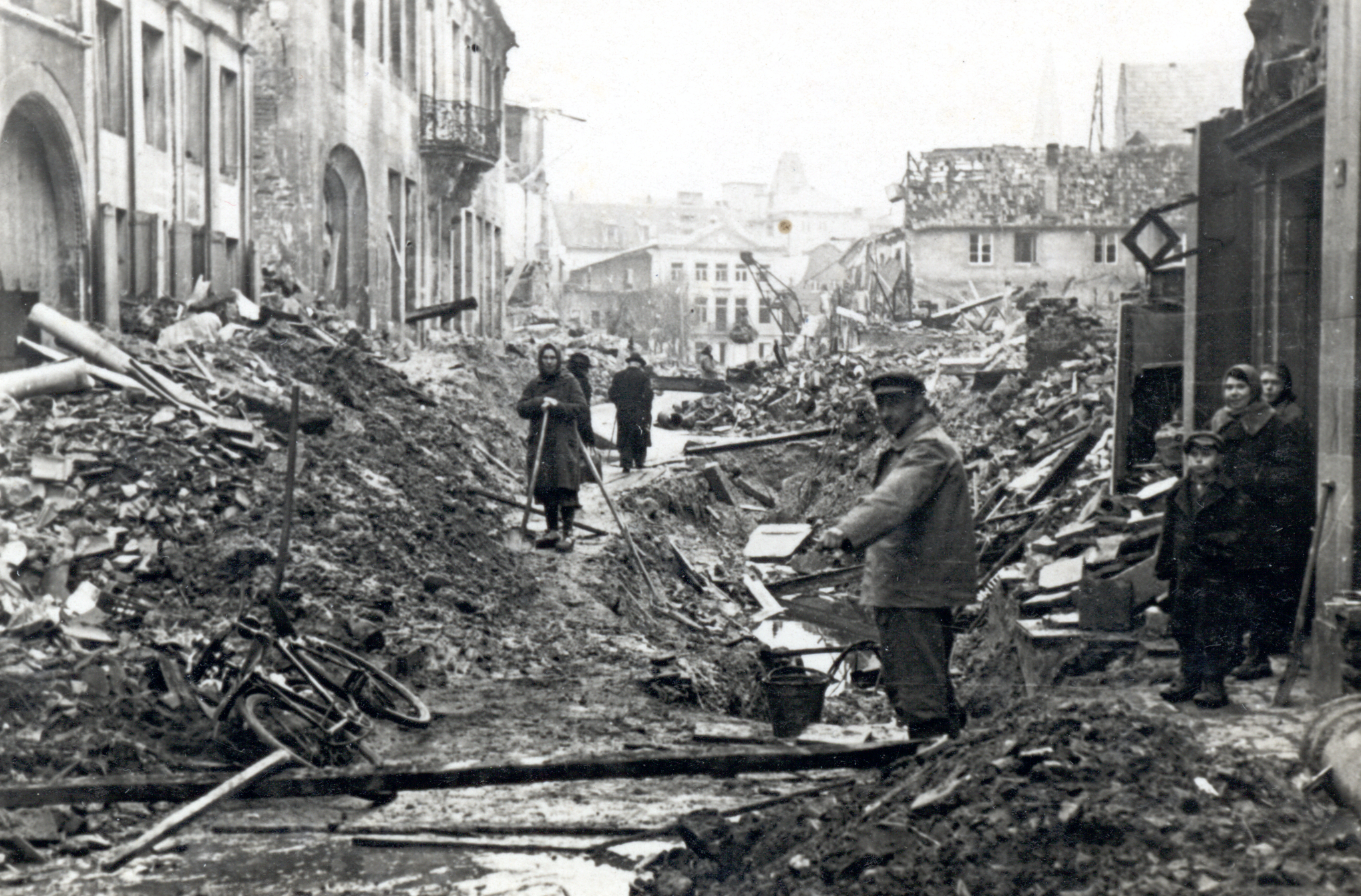 Zwangsarbeiterinnen und Zwangsarbeiter zwischen Kriegstrümmern