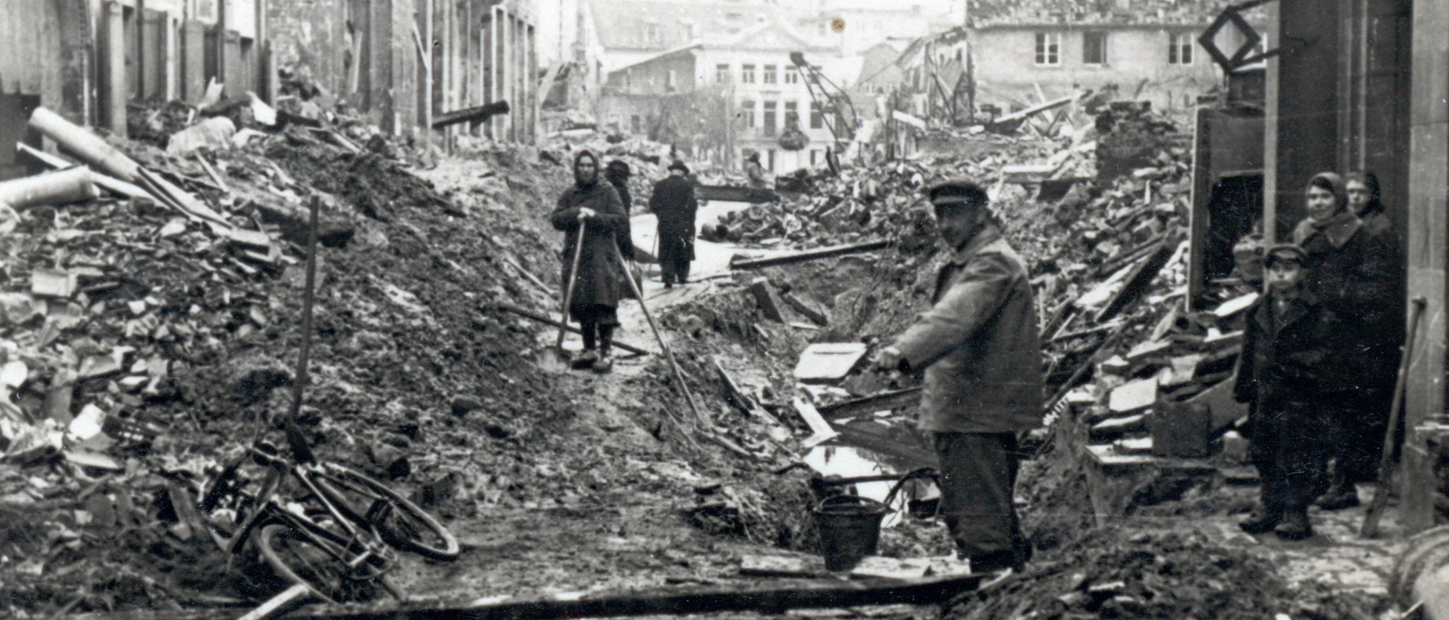 Zwangsarbeiterinnen und Zwangsarbeiter zwischen Kriegstrümmern