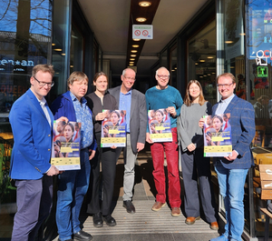 Eine Gruppe von Menschen steht vor einem Gebäude