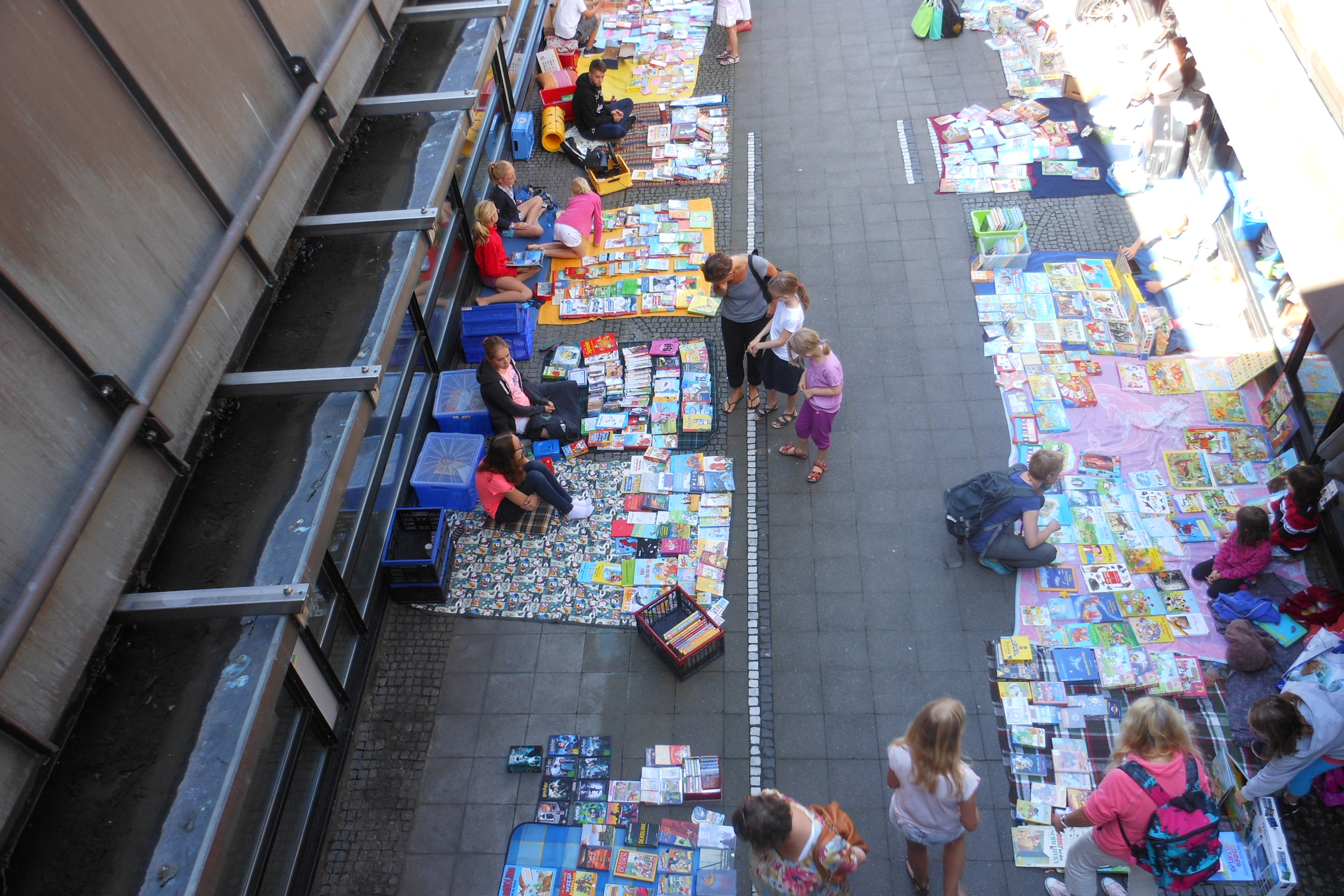 Deckenflohmarkt in der Büchereigasse.