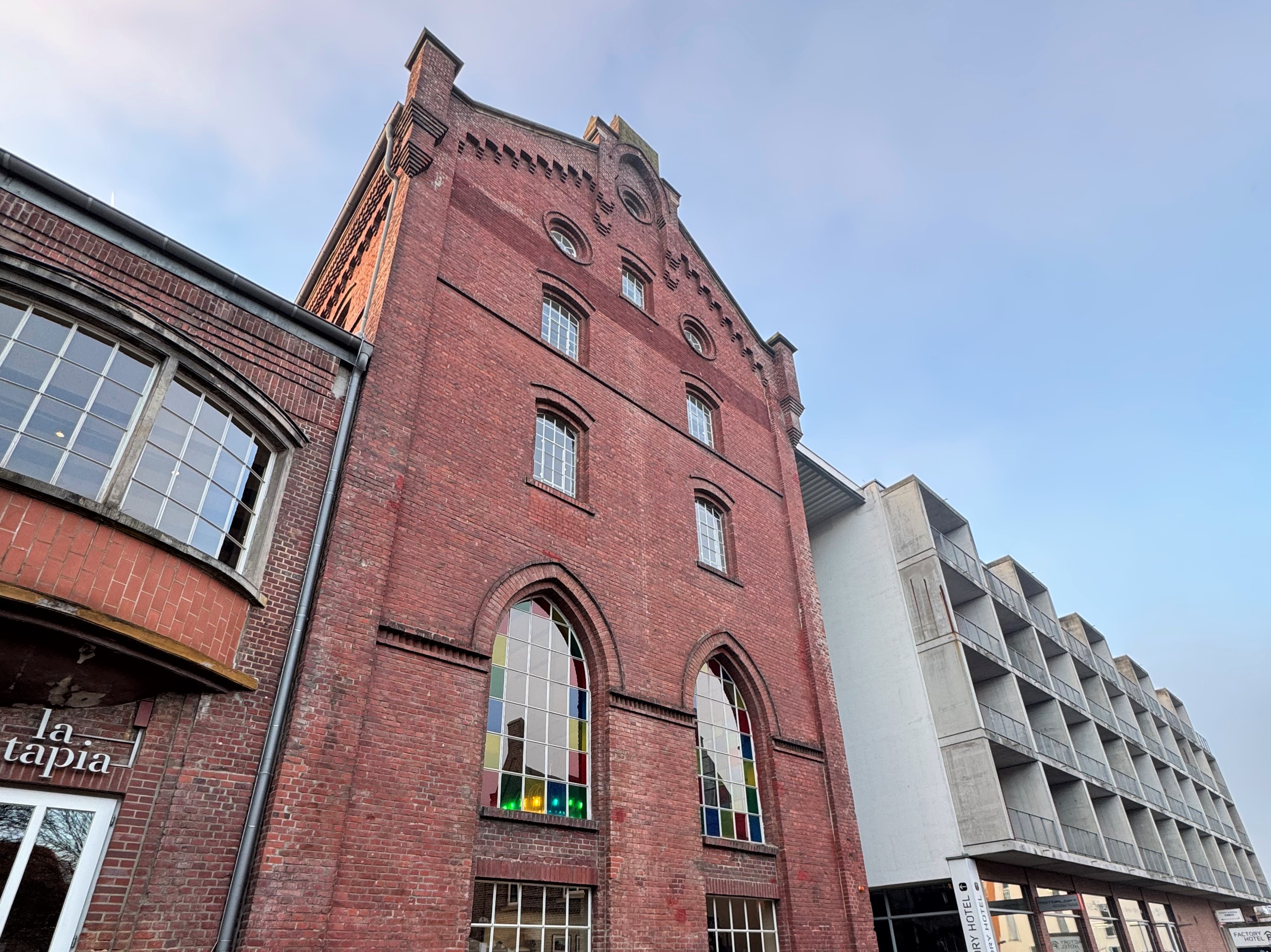 Seitenansicht ehemalige Brauereigebäude und neuer Anbau factory Hotel
