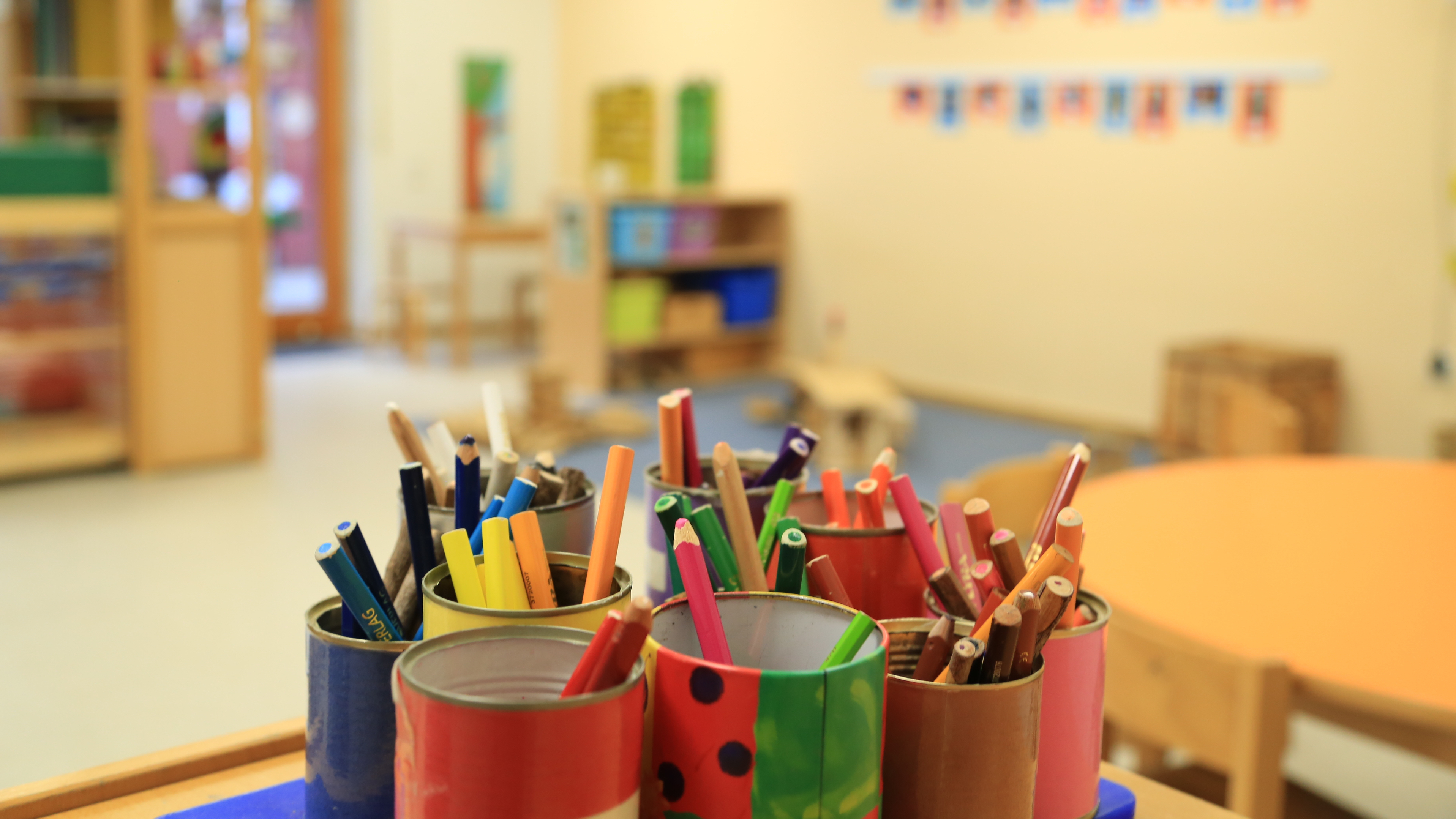 Bunte Malstifte in einem Kindergarten