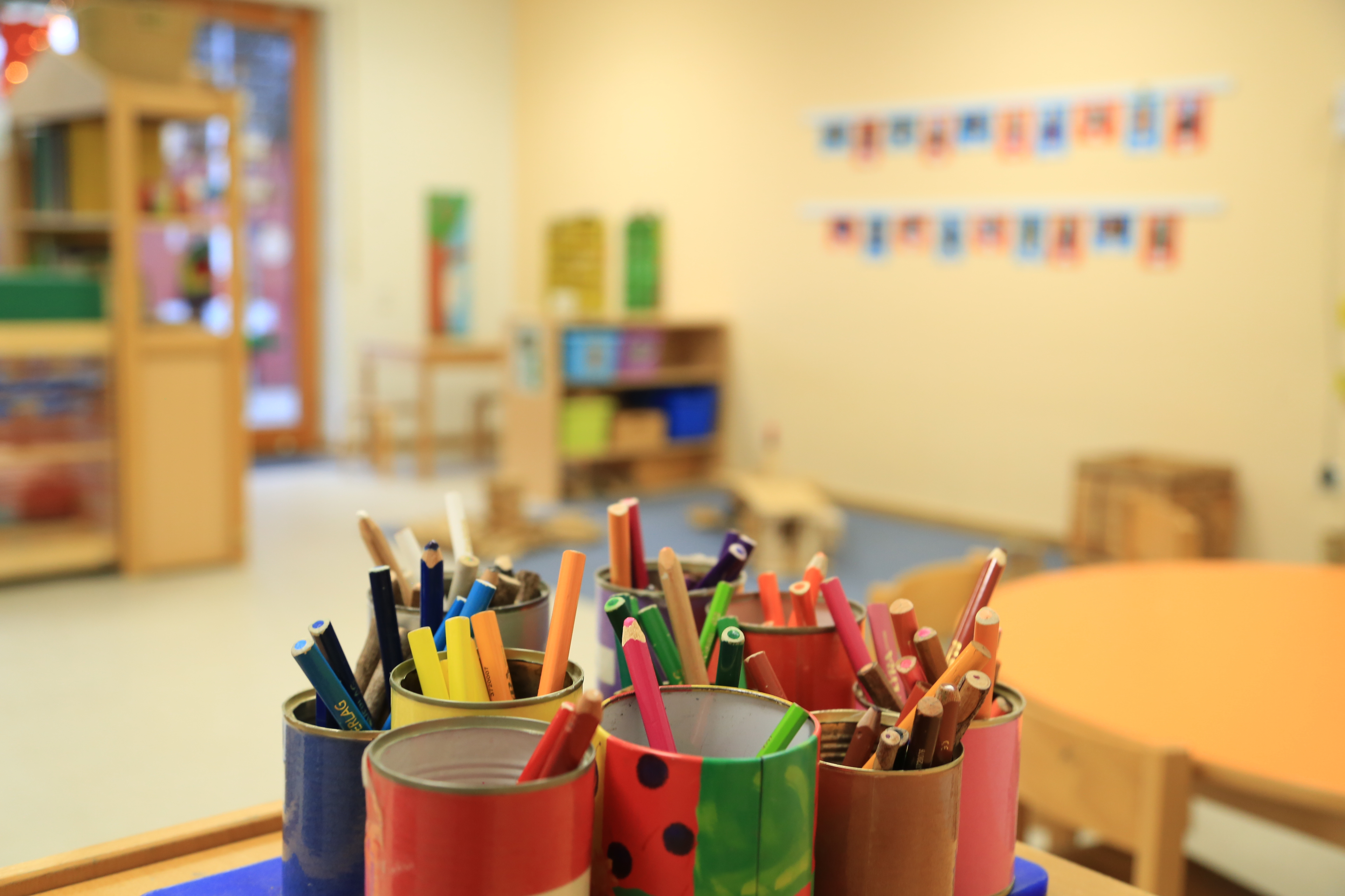 Bunte Malstifte in einem Kindergarten