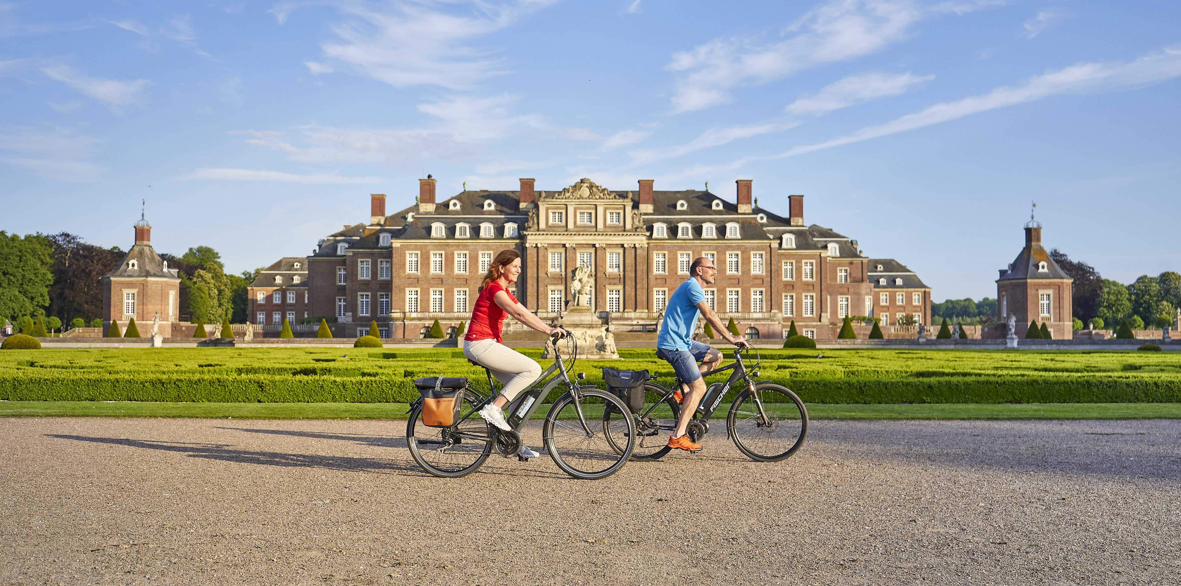 Radfahrer vor dem Schloss Nordkirchen.