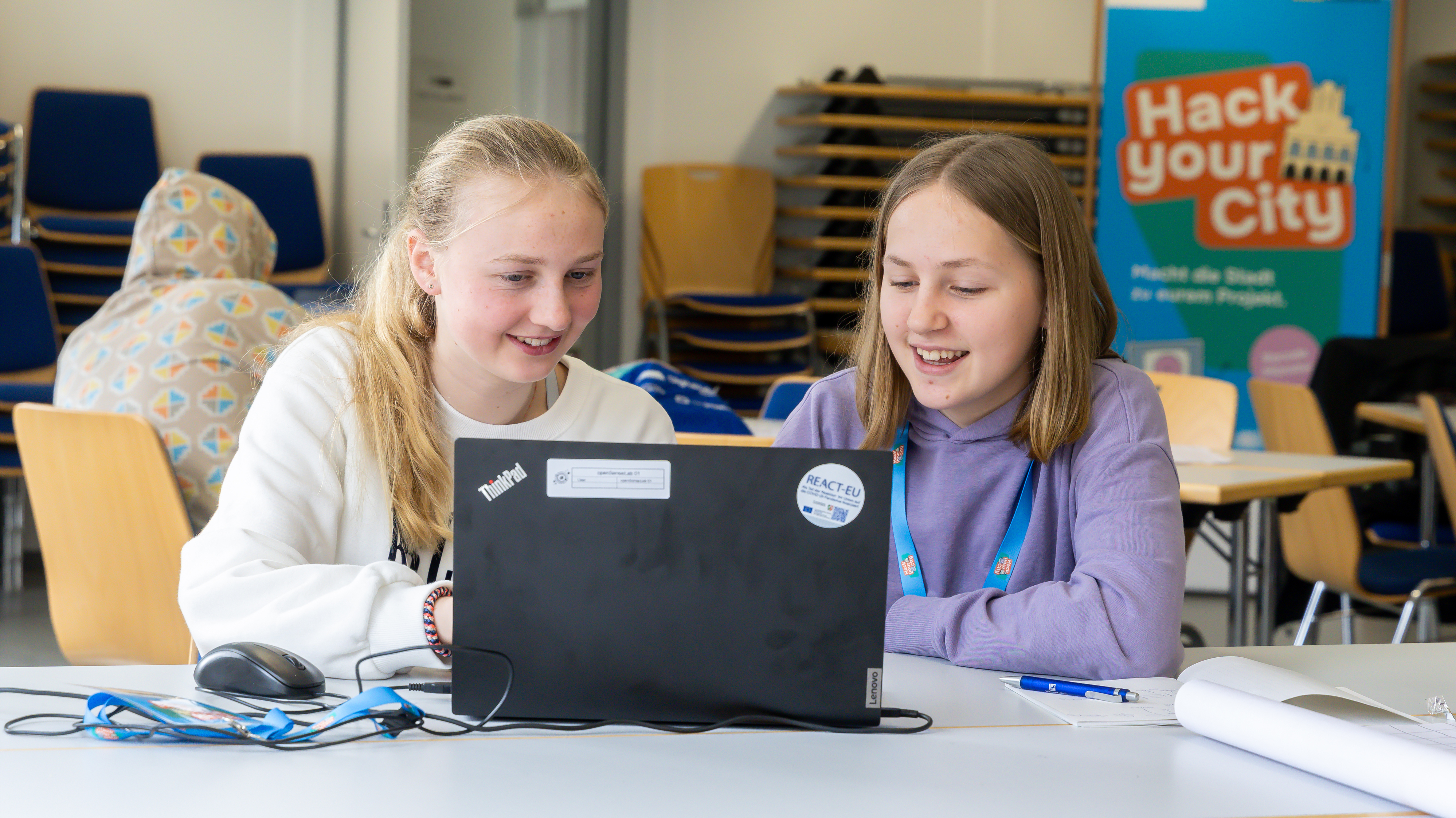 Zwei Mädchen schauen auf einen Computer