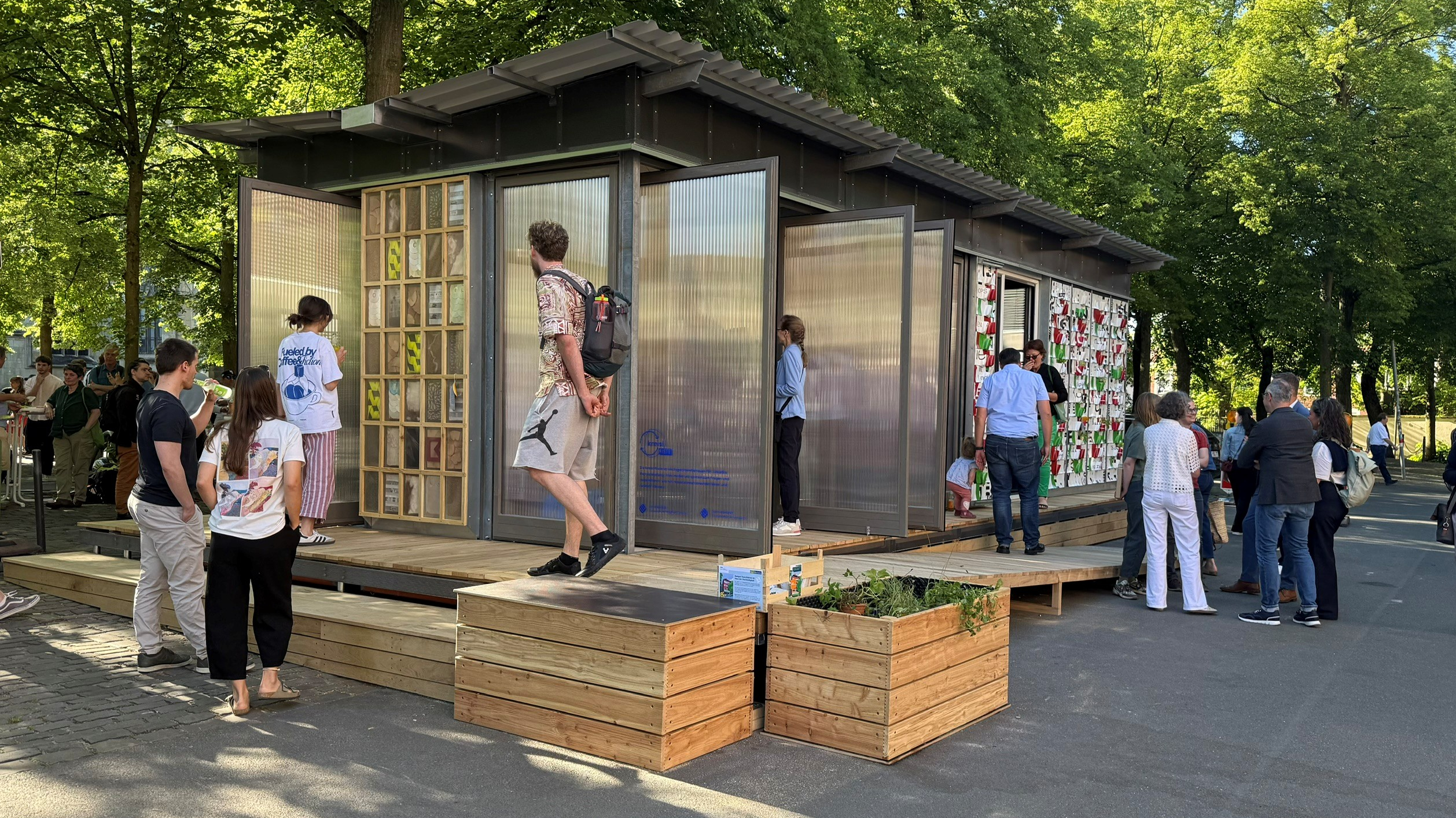 Teilnehmende erkunden den Pavillon zur Eröffnung der kreisl Kiste auf dem Domplatz.