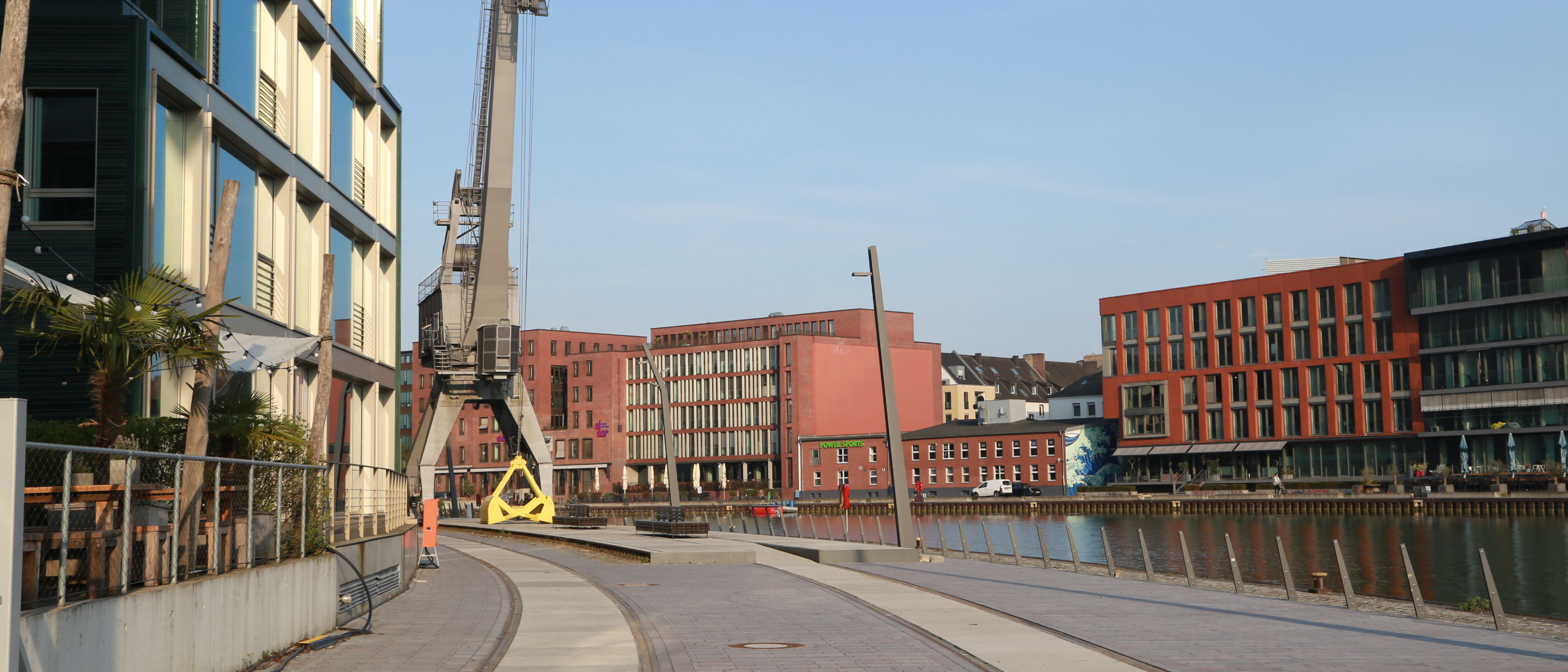 Hafen Südseite, links ist der Krank zu sehen, der restauriert wurde, im Hintergrund ist der Kanal und dahinter die Nordseite des Hafens zu sehen. 