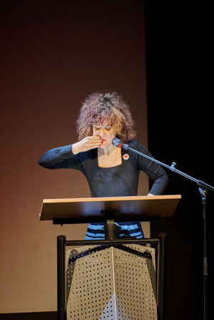 Kinga Tóth auf der Bühne im Theater Münster während des Lyriktreffens 2026.