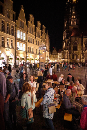 Foto von der Nacht der Museen und Galerien mit vielen Besucherinnen und Besuchern auf dem Prinzipalmarkt bei Nacht.