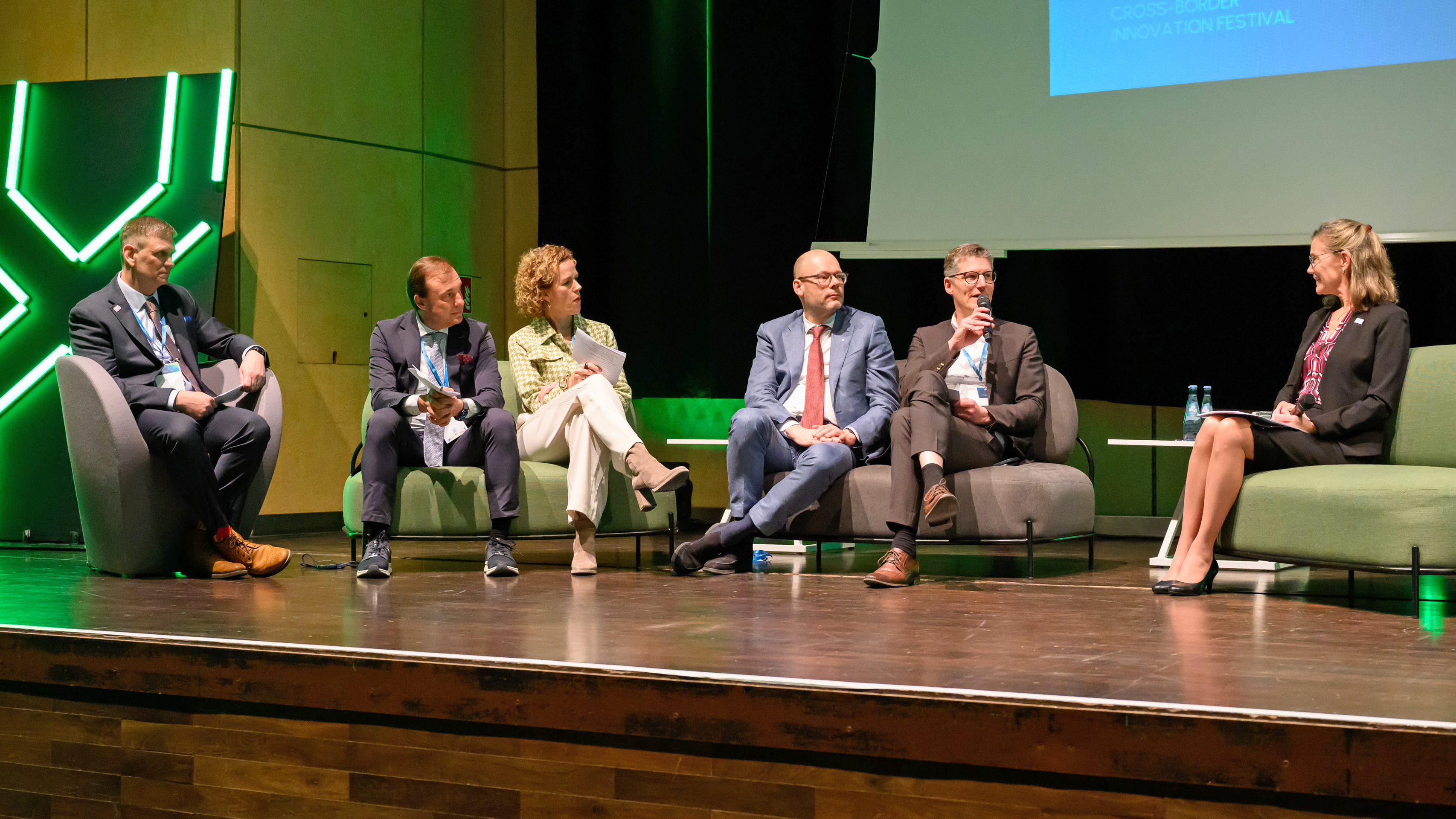 Sechs Personen auf einer Podiumsdiskussion