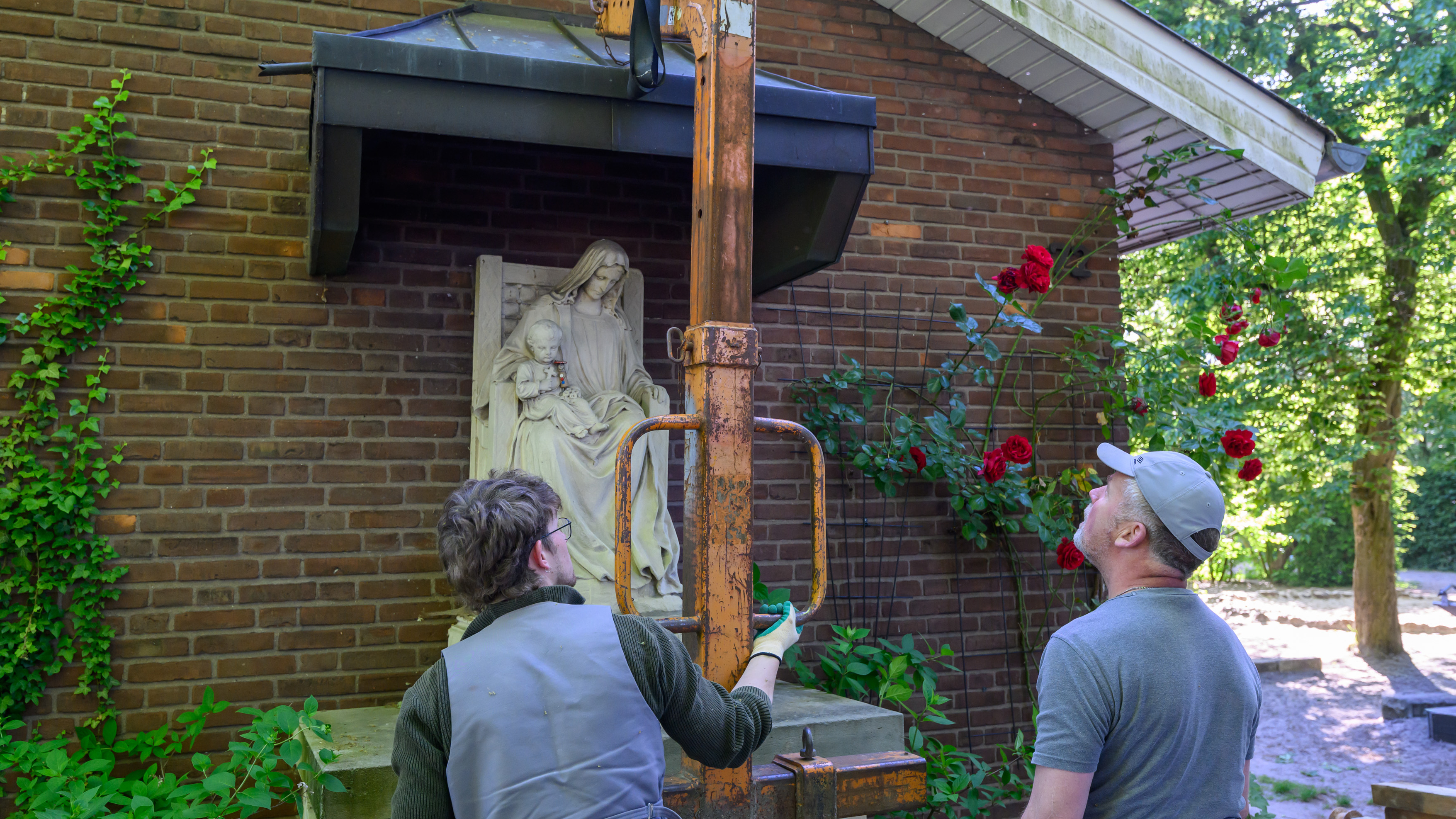 Abbau der großen Maria-Skulptur aus Stein 