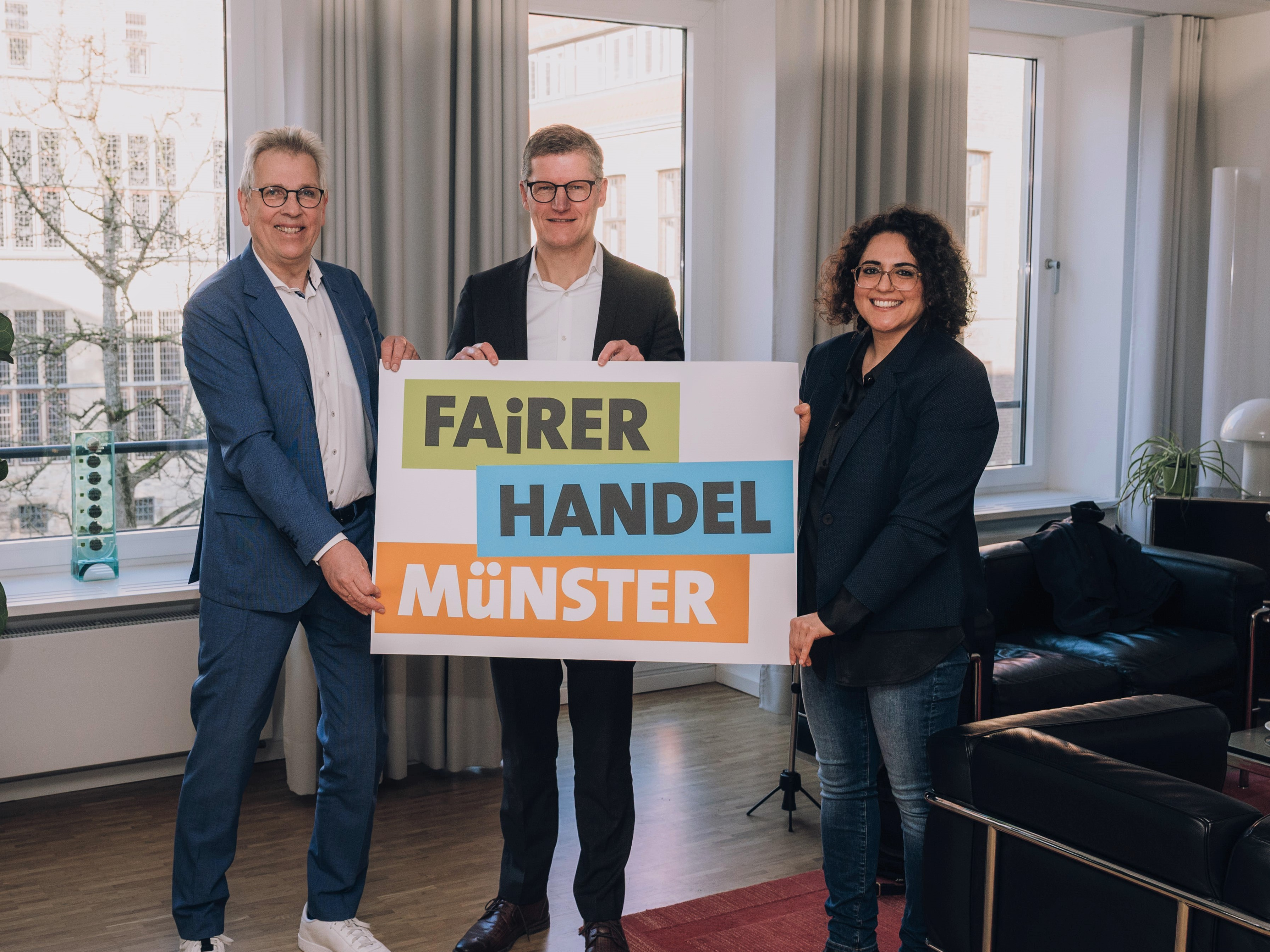 Michael Radau, Sprecher der Steuerungsgruppe „Fairtrade-Stadt Münster“ und Präsident des Handelsverbandes NRW, Oberbürgermeister Tilman Fuchs und Hayrie Salish aus der Geschäftsstelle 