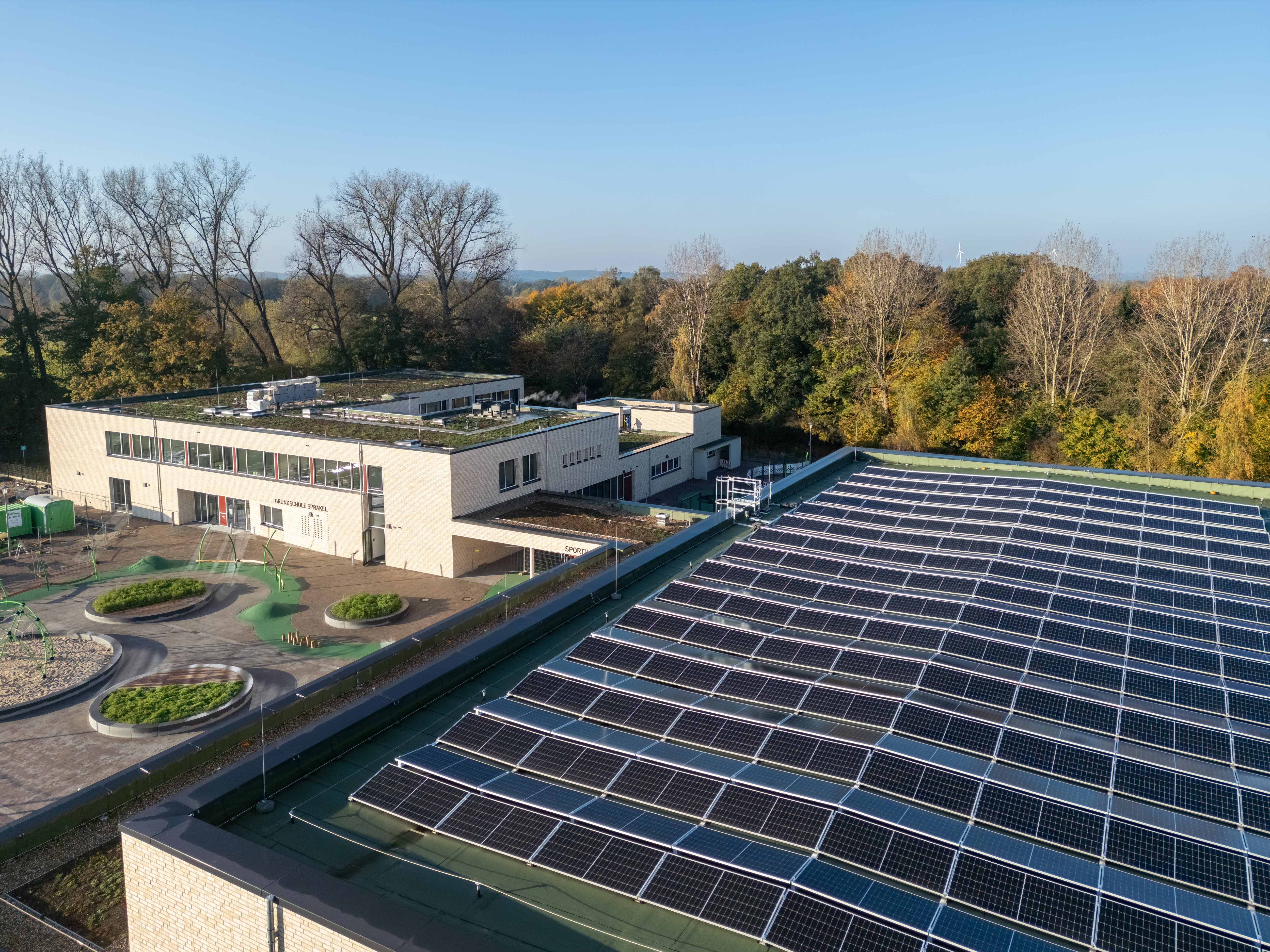 Draufsicht auf die Solaranlage auf dem Dach der Grundschule Sprakel