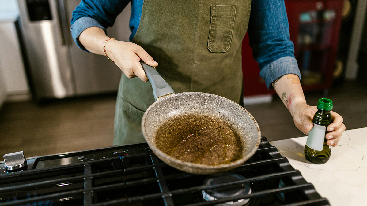 Öl in der einer Pfanne auf dem Herd.