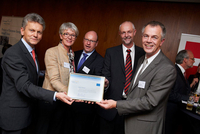 Gold für Münster: Die Stadt sicherte sich beim European Energy Award 2012 den Spitzenplatz. EU-Kommissar Günther Oettinger überreichte OB Lewe den Preis bei einer Feierstunde in Brüssel.