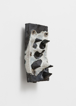 An der Wand hängende Porzellanarbeit von Gaia Vincensini.