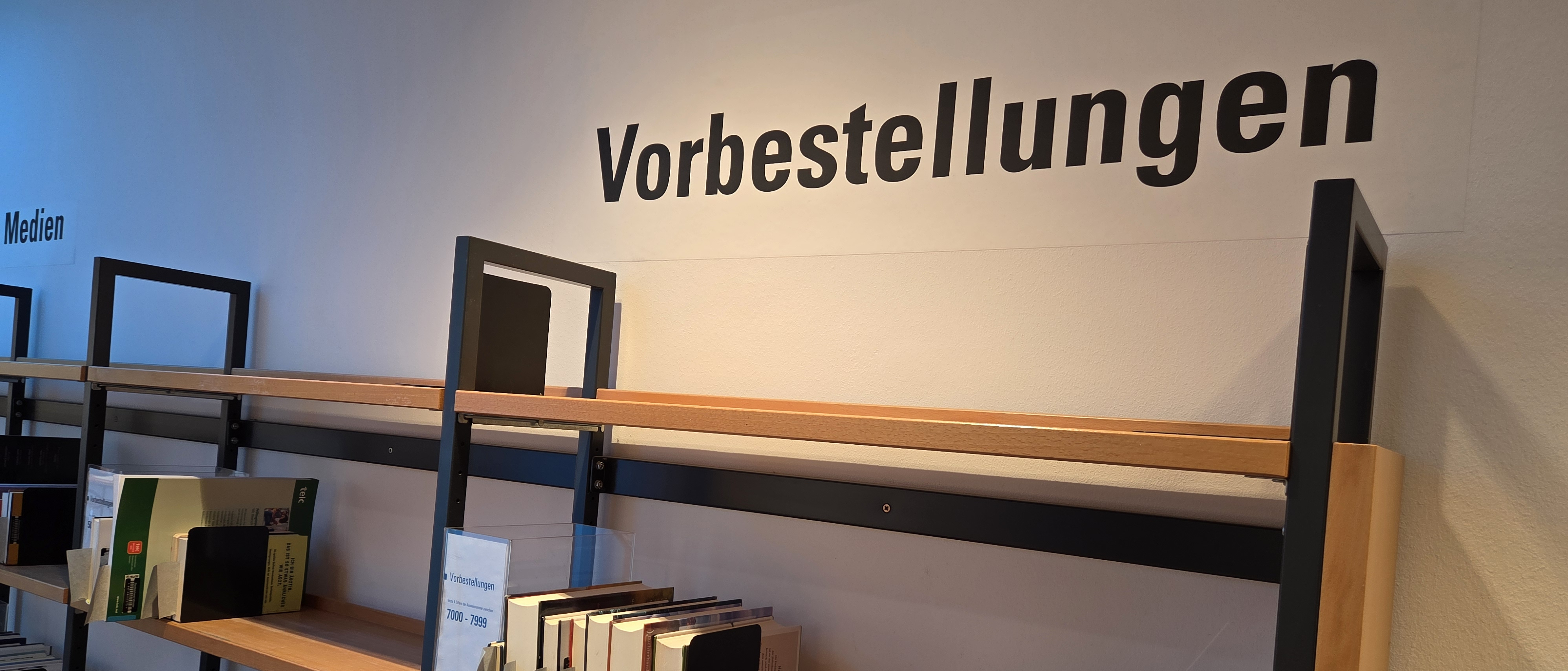 Bücherregal für Vorbestellungen
