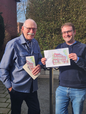 Zwei Menschen gucken in die Kamera und zeigen gemalte Zeichnungen eines rotes Backsteingebäudes