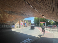 Abgebildet ist der Brückenbogen von der Hafenstraße mit Blickrichtung zum Hansaring