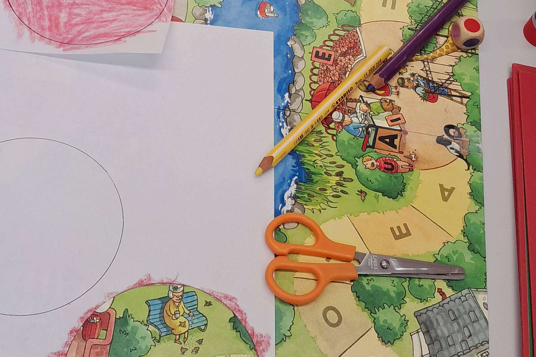 Brettspiel, Stifte, Papier und Schere