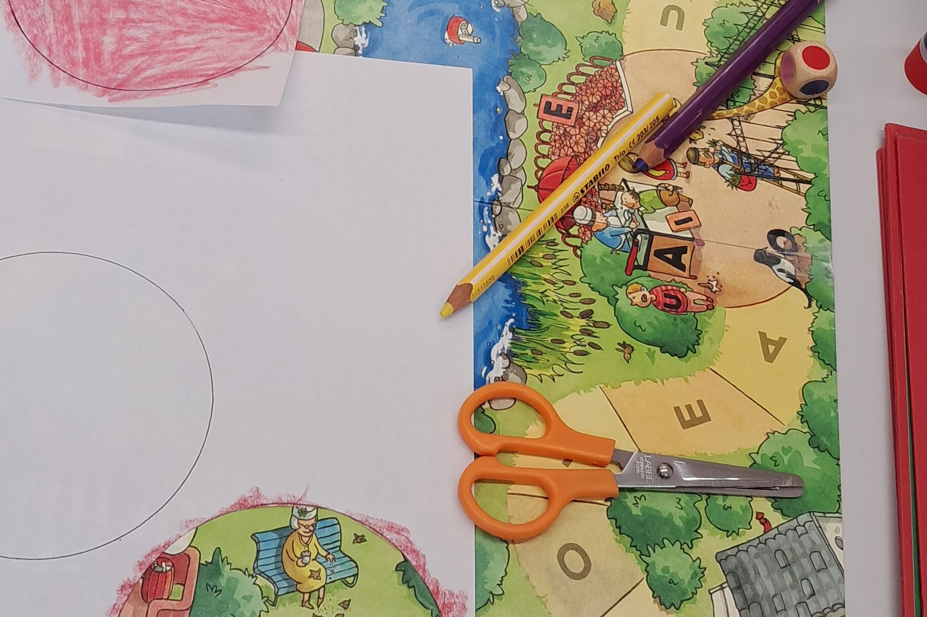 Brettspiel, Stifte, Papier und Schere