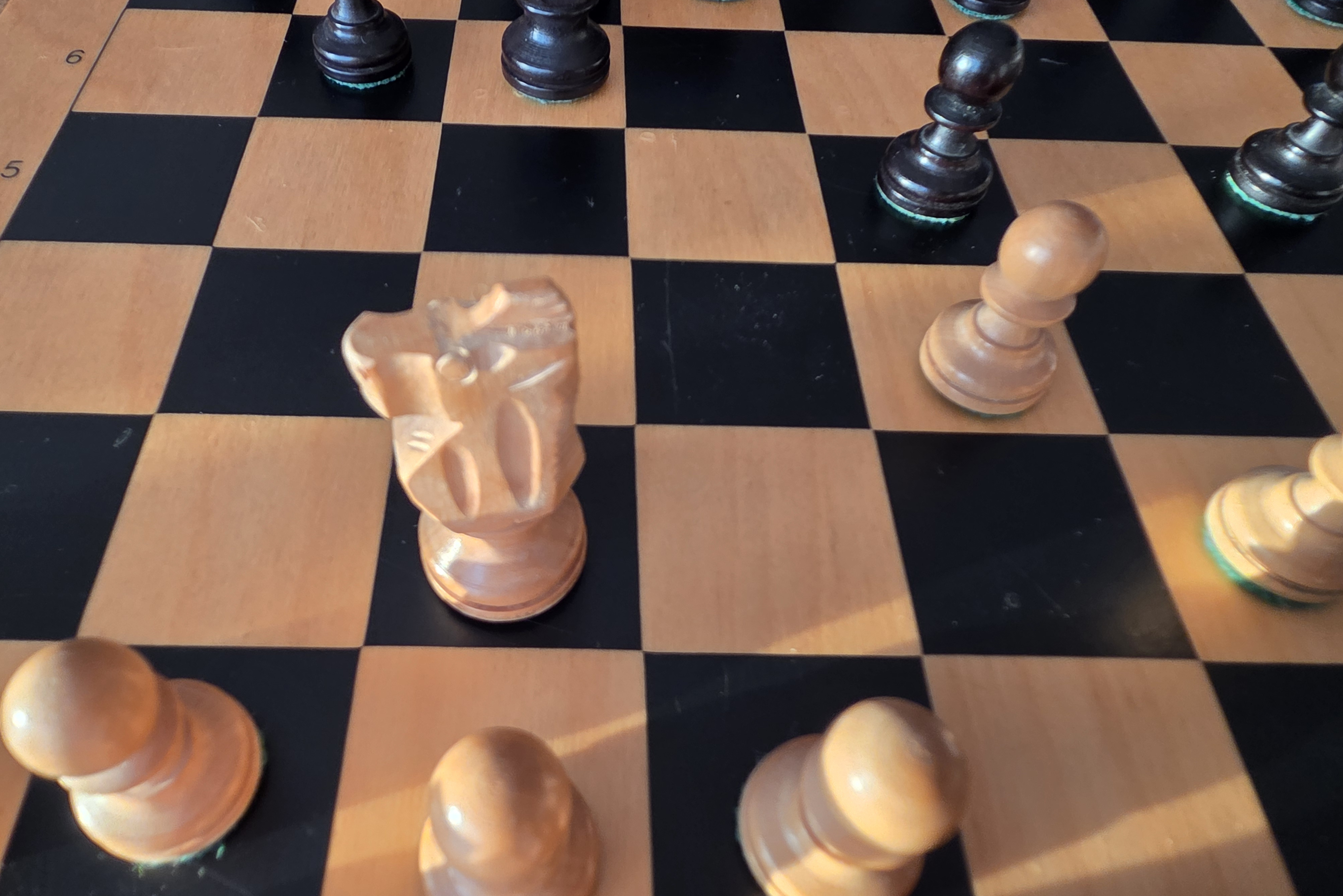 Schachbrett mit Spielfiguren