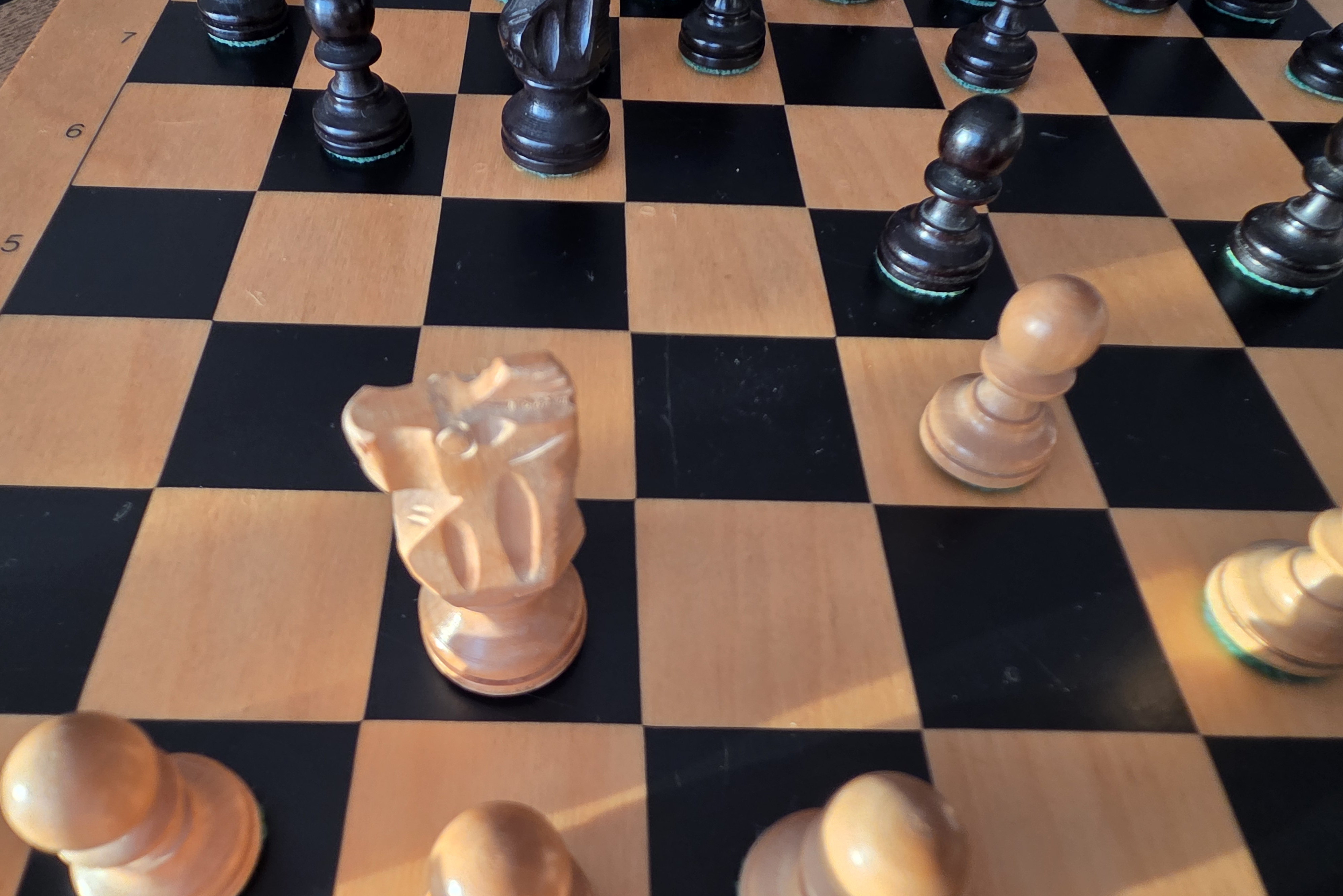 Schachbrett mit Spielfiguren