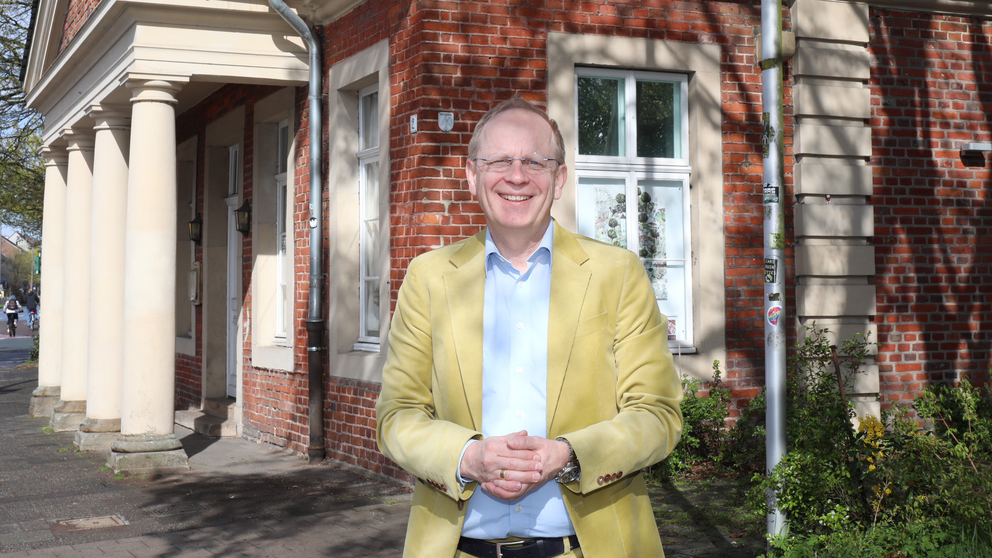 Halbporträt: Karsten Bölling vor einem münsterschen Torhaus