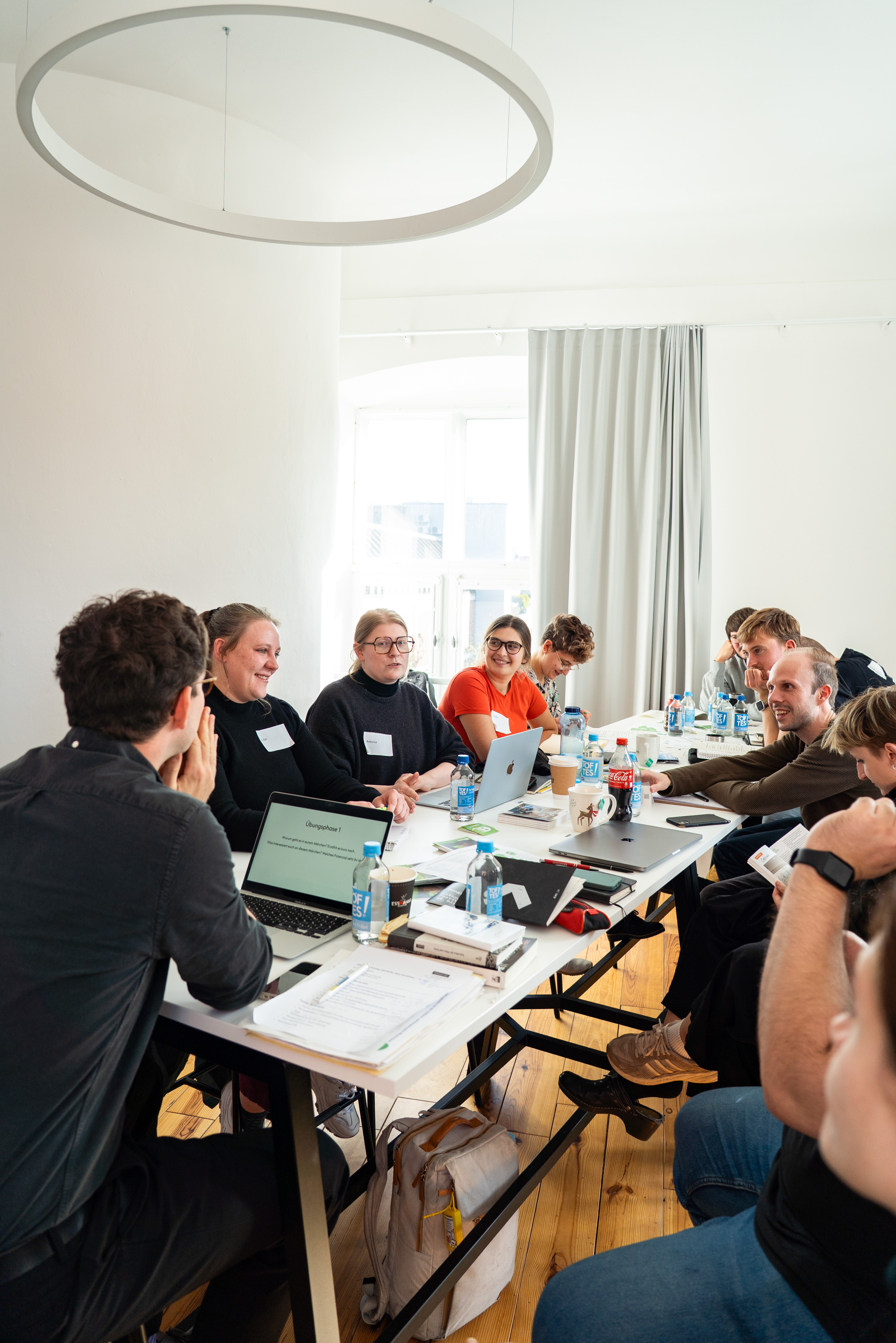 Workshop im Stadthausturm, Personen sitzen am Tisch