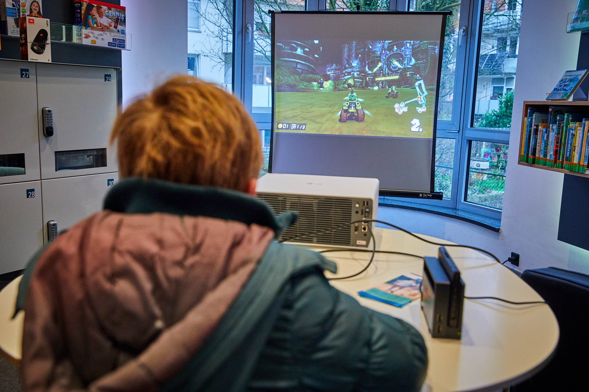 Ein Junge spielt ein Computerspiel