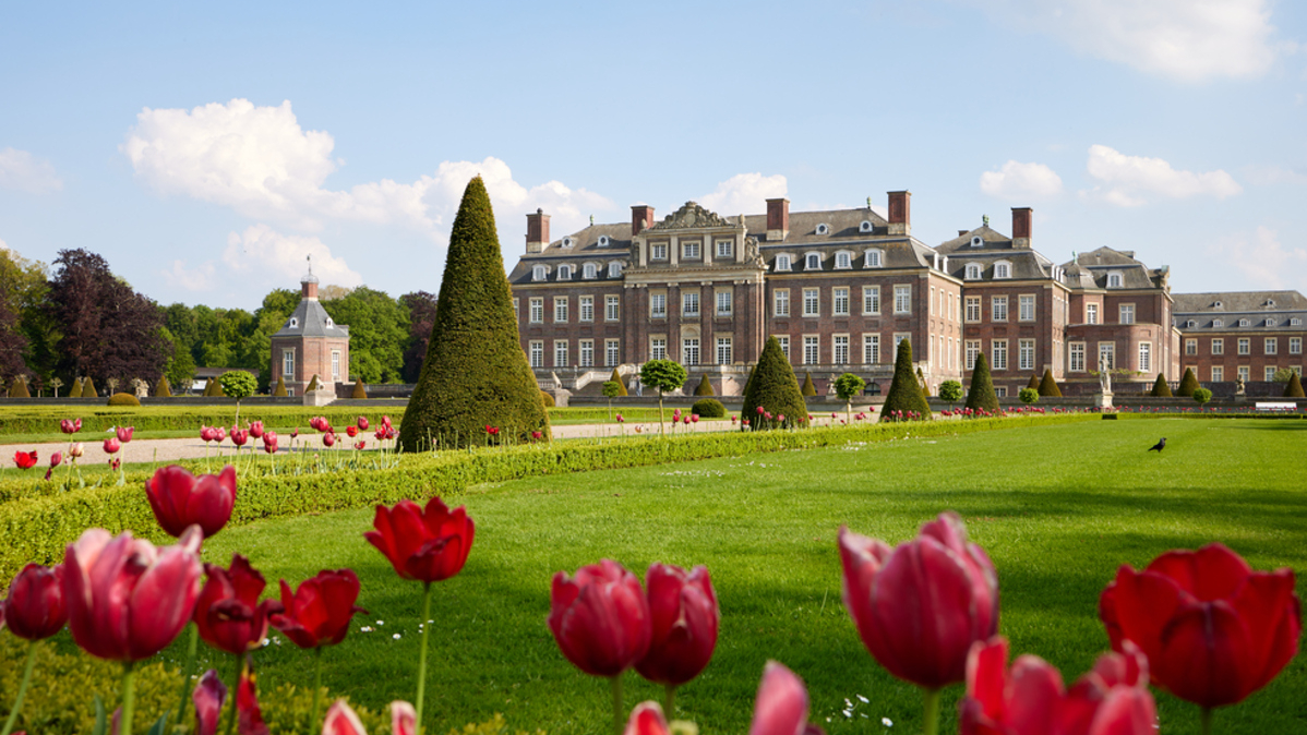 Vor dem prächtigen Schloss Nordkirchen auf der Venusinsel blühen die Tulpen. Schöne Wege führen durch den kunstvoll gestalteten Schlosspark.