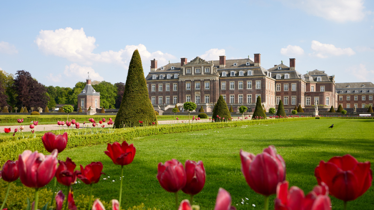 Vor dem prächtigen Schloss Nordkirchen auf der Venusinsel blühen die Tulpen. Schöne Wege führen durch den kunstvoll gestalteten Schlosspark.