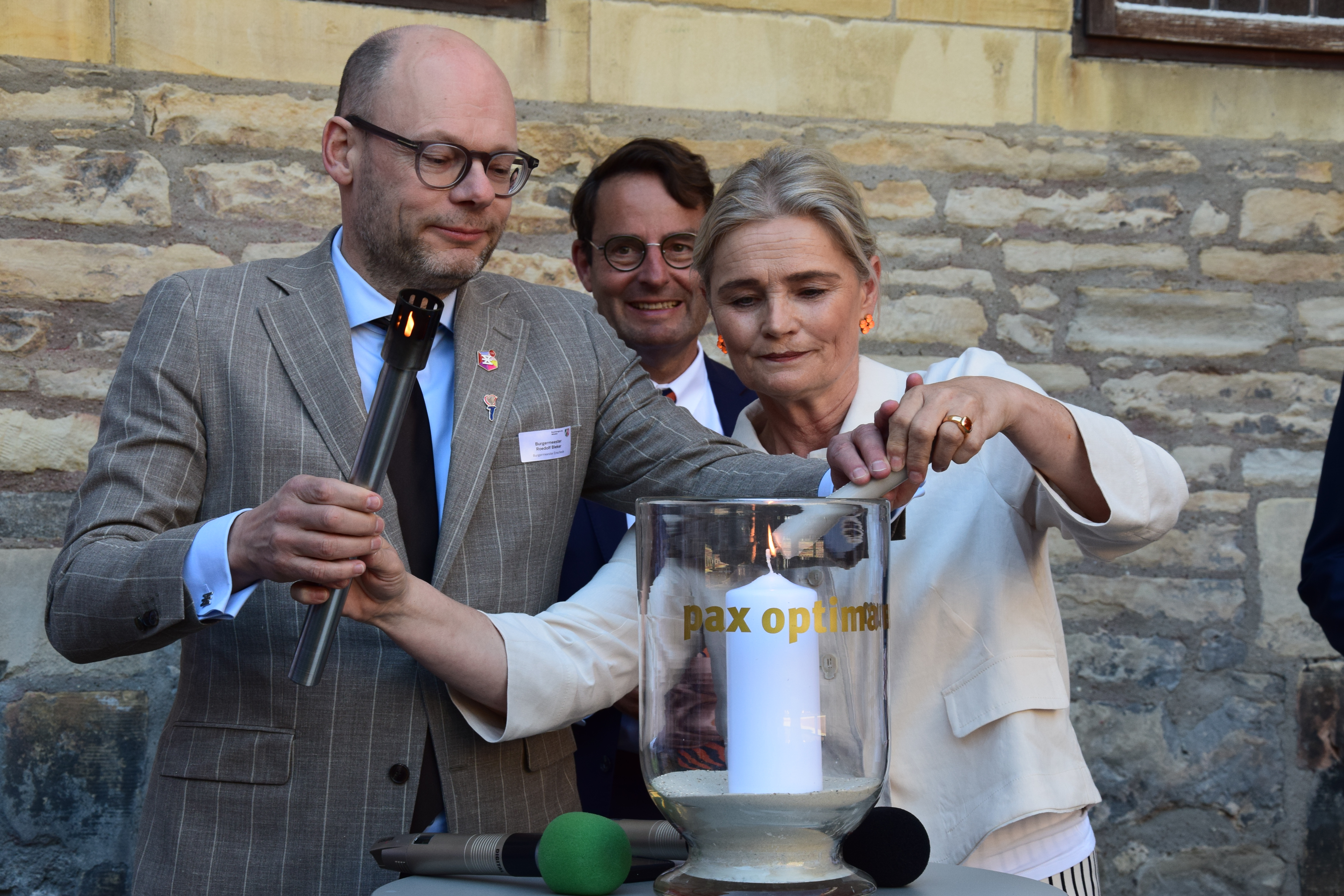 Bürgermeisterin Stähler und Bürgermeister Bleker entzünden das Friedenslicht 